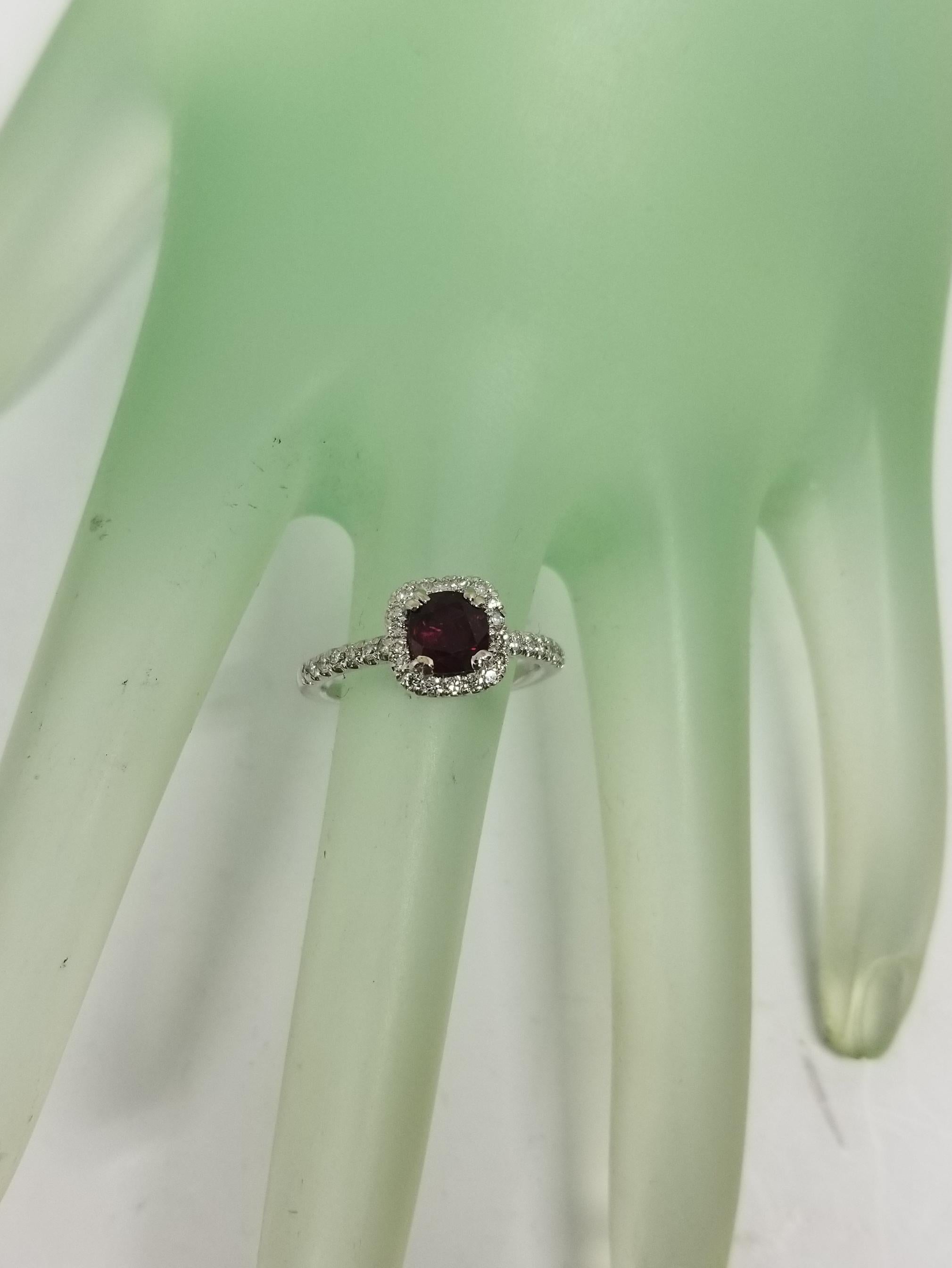 Bague halo de rubis taille coussin en or 14 carats et diamants avec rubis ovale de 1,06 carat certifié par le GIA en vente 1