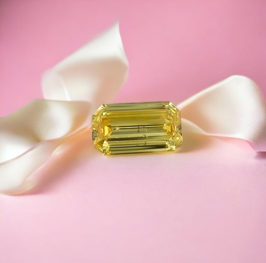 Rare diamant naturel jaune vif de 1,08 carat taille émeraude, une forme rare dans un diamant de plus de 1,00 carat, beaucoup plus rare que le diamant incolore et super rare de Zimmi surtout avec une grande intensité de couleur ou de vivacité.