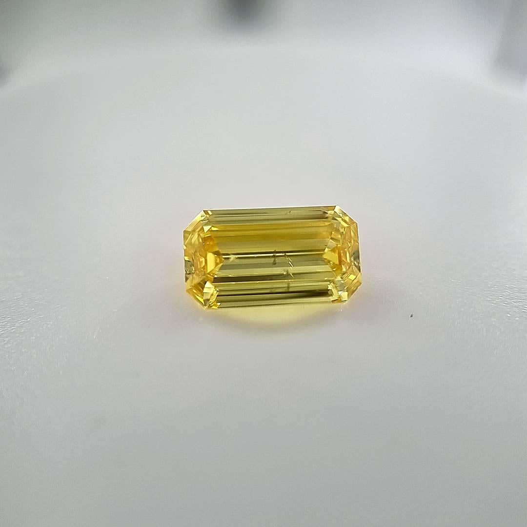 GIA Certified  1.08 Carat Emerald Cut Vivid Yellow Zimmi Loose Diamond In New Condition For Sale In London, GB
