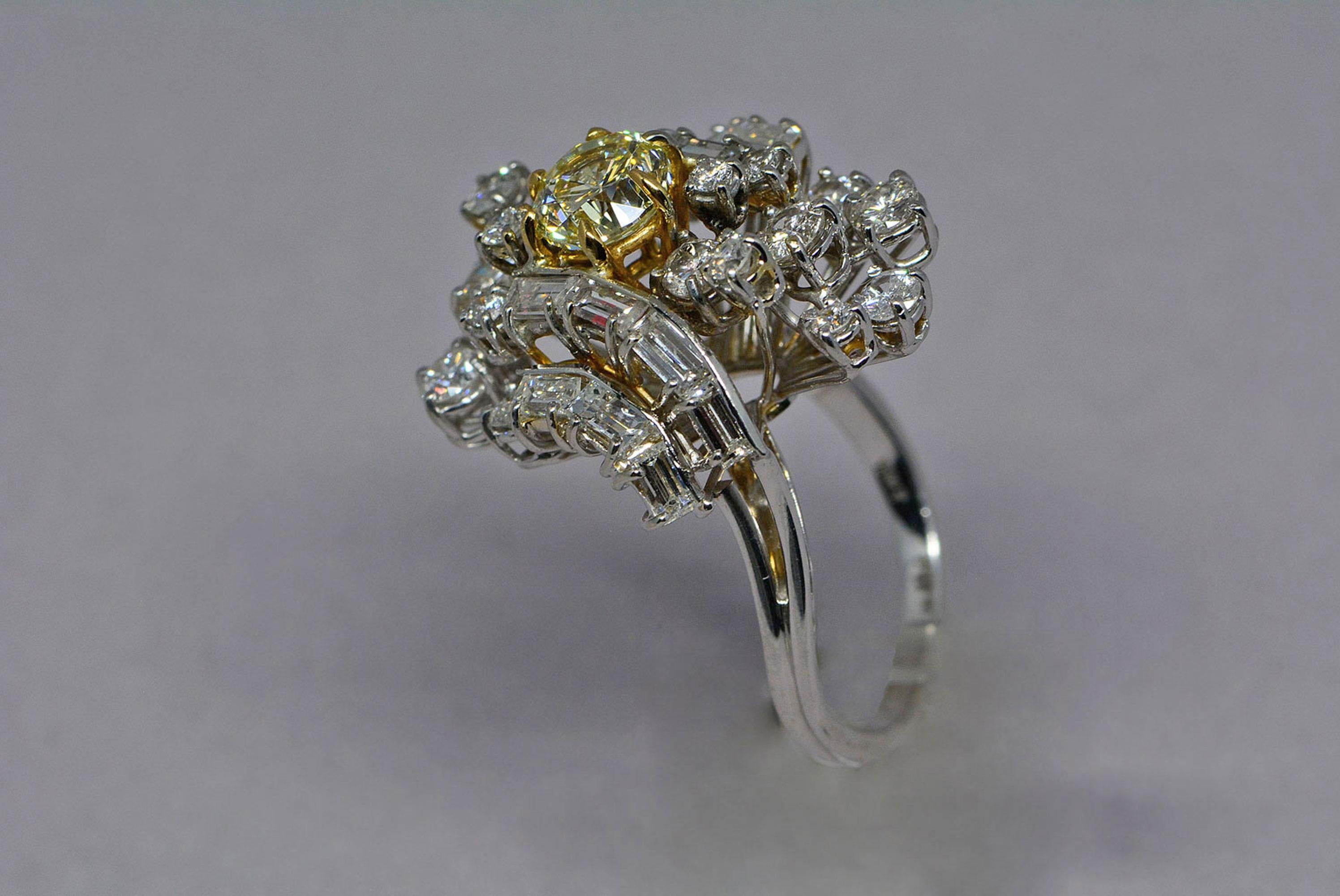 Modern GIA Certified 1.08 Carat Light Yellow Diamond Ring 18 Karat Gold 3 Carats Total For Sale