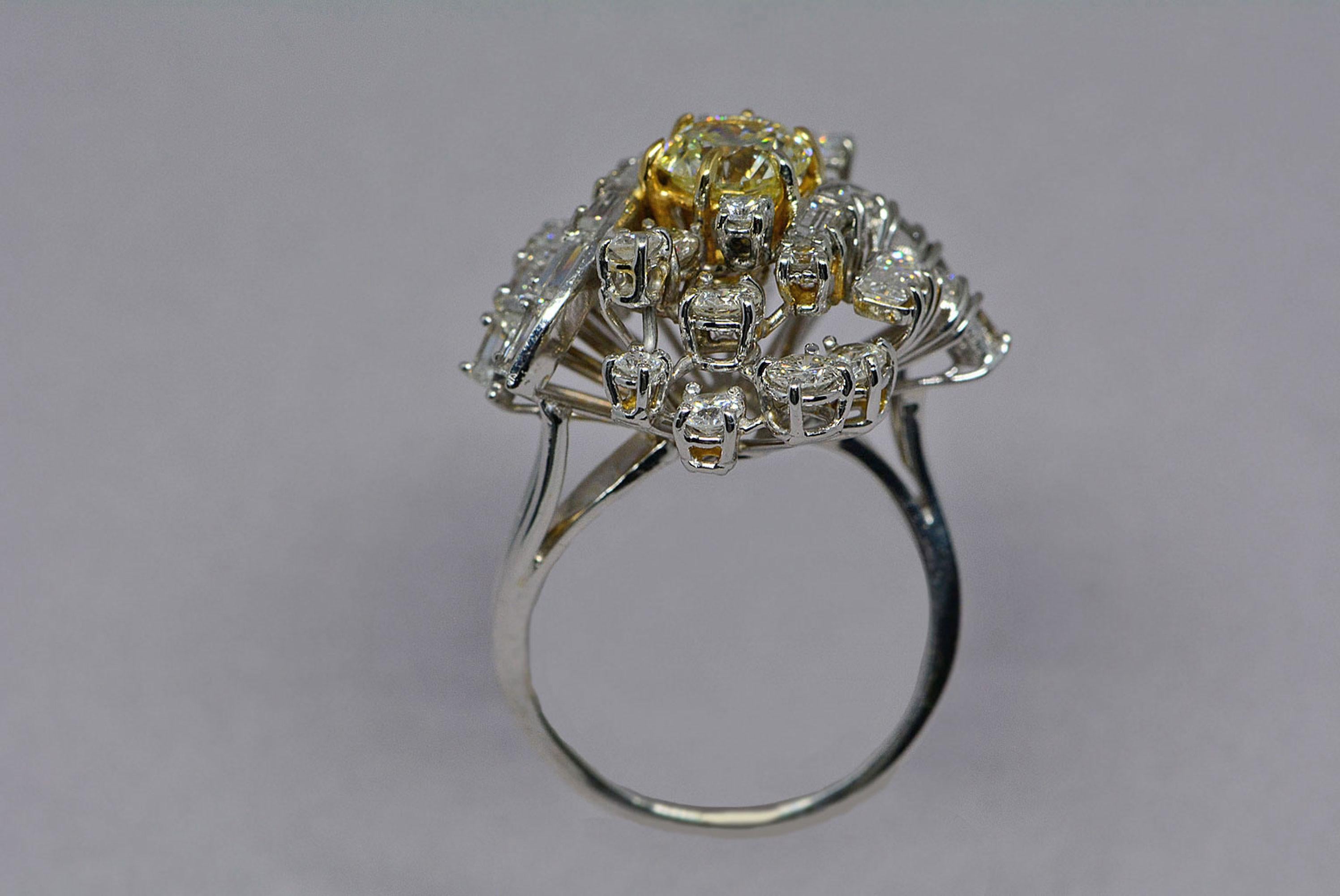 Round Cut GIA Certified 1.08 Carat Light Yellow Diamond Ring 18 Karat Gold 3 Carats Total For Sale