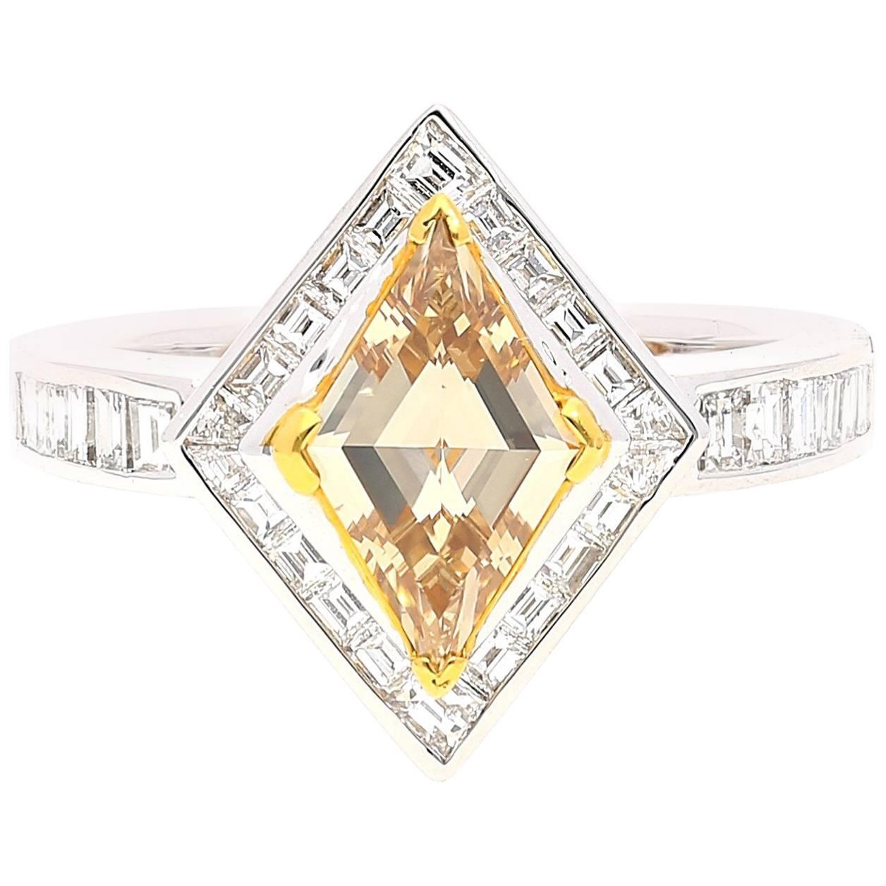Anillo de diamantes amarillo-marrón de fantasía de talla romboidal de 1,08 quilates certificado por el GIA