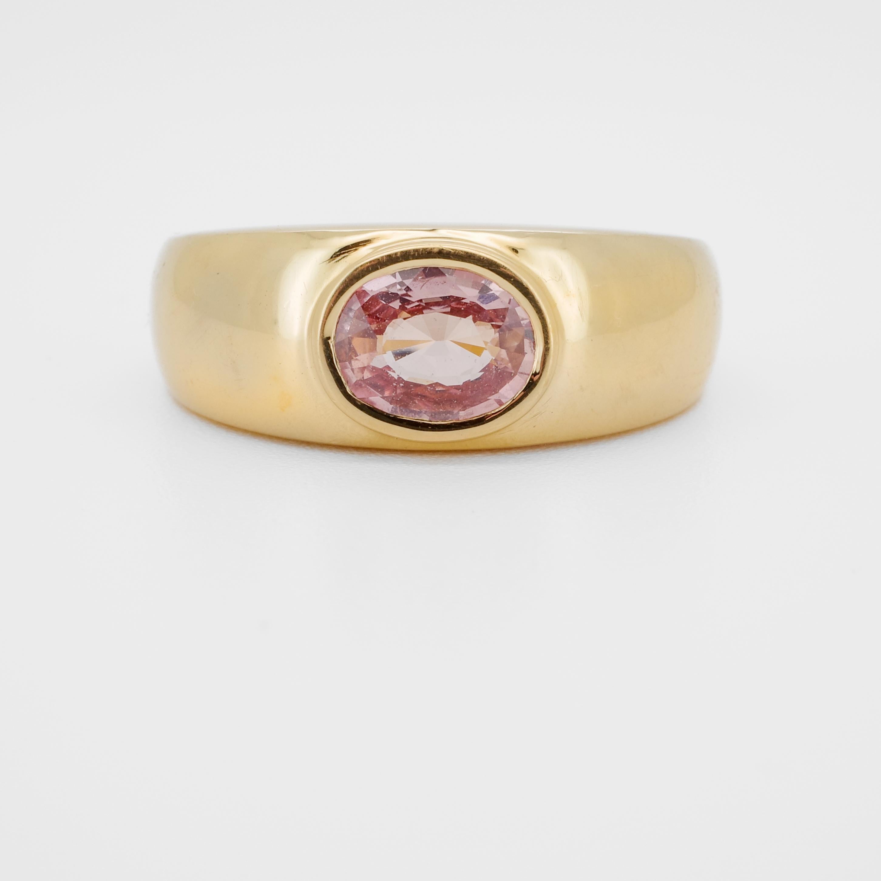 Questo anello di grande effetto ed eleganza presenta una delle gemme più elusive e da collezione del mondo: uno zaffiro Padparadscha certificato GIA, naturale e non trattato, del peso di 1,08 carati.

La pietra è incastonata in una fascia audace e