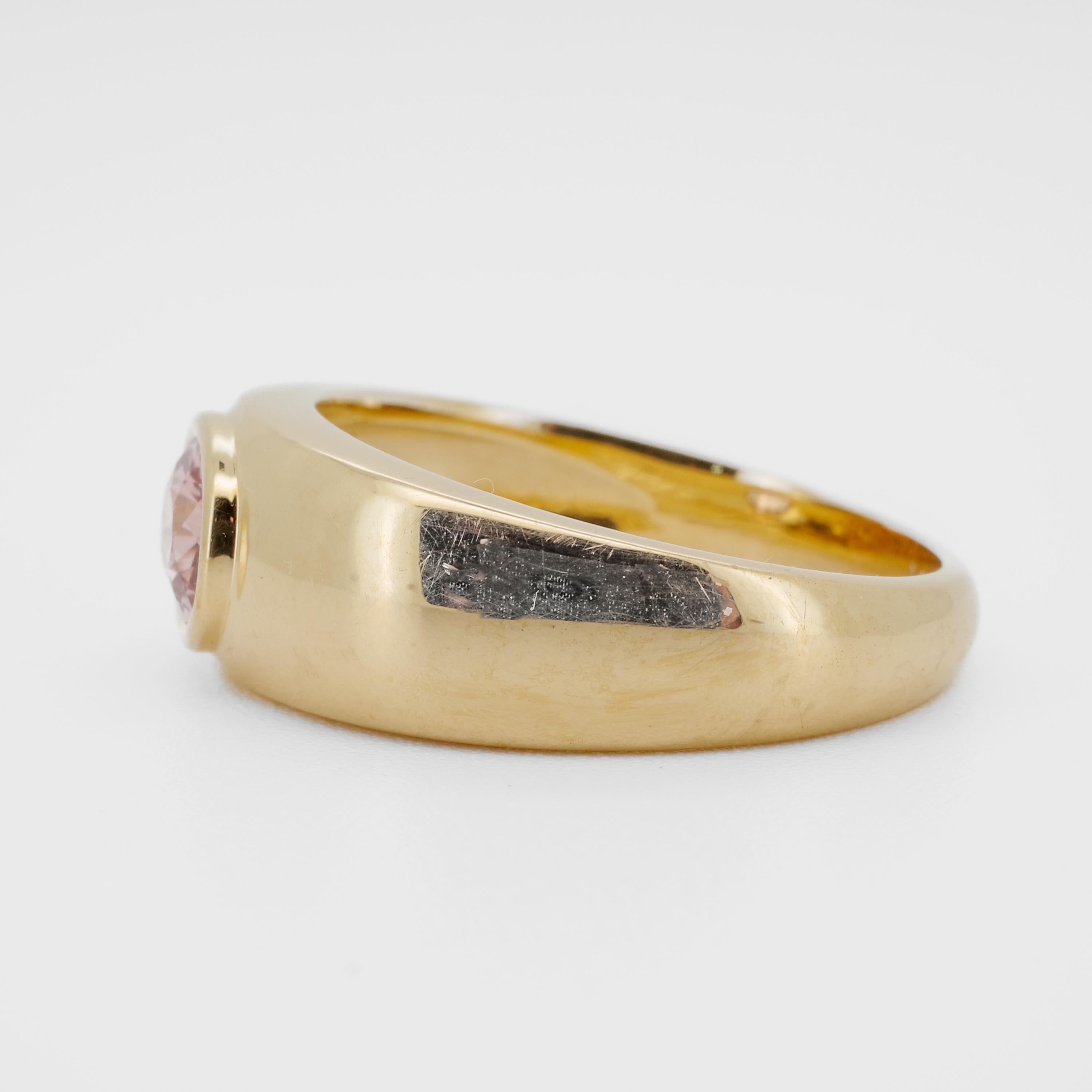 Taglio ovale Anello con zaffiro Padparadscha certificato GIA da 1,08 carati in oro giallo 18 carati - raro in vendita