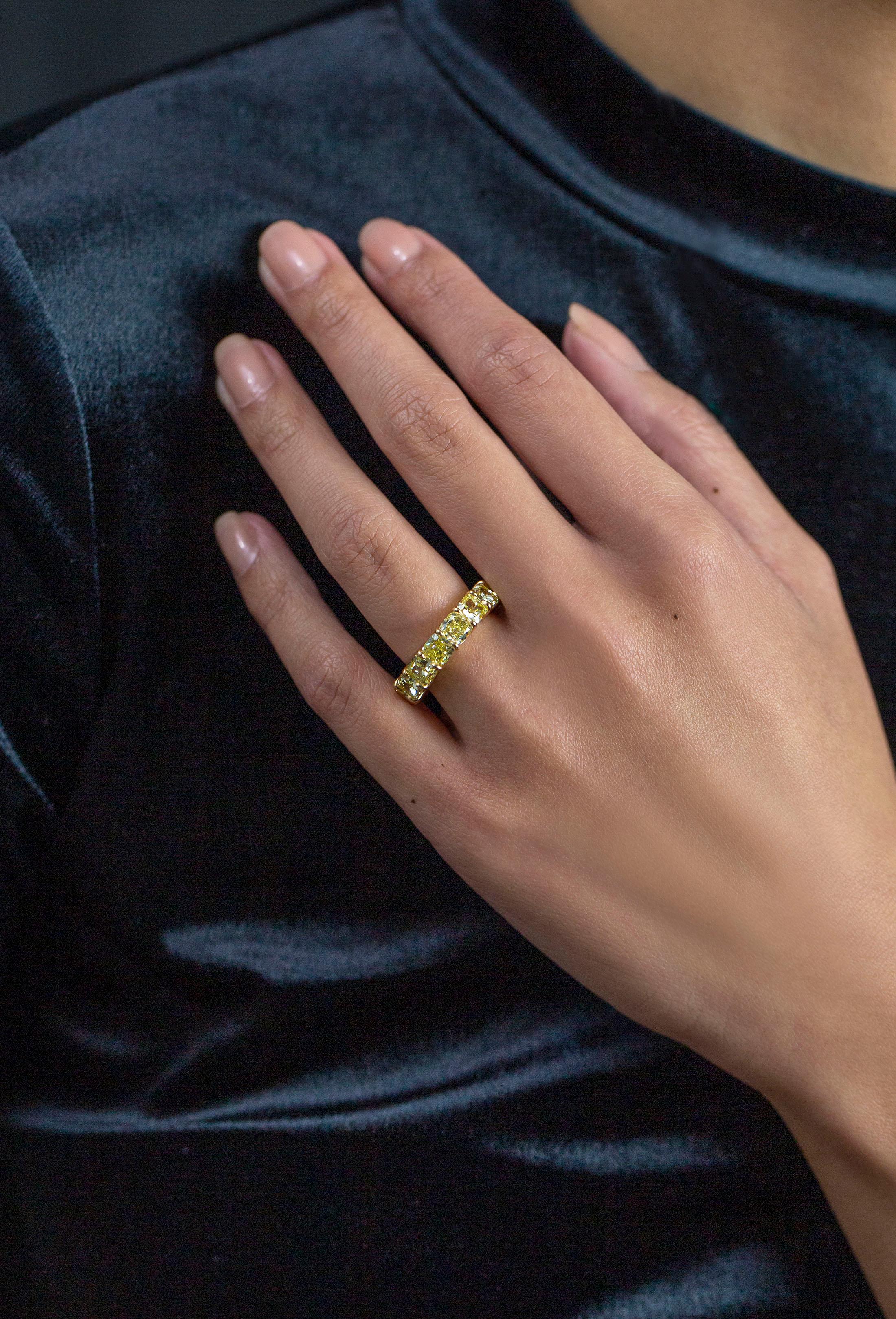 Alliance d'éternité avec diamant jaune taille coussin de 10,83 carats certifié GIA Neuf - En vente à New York, NY