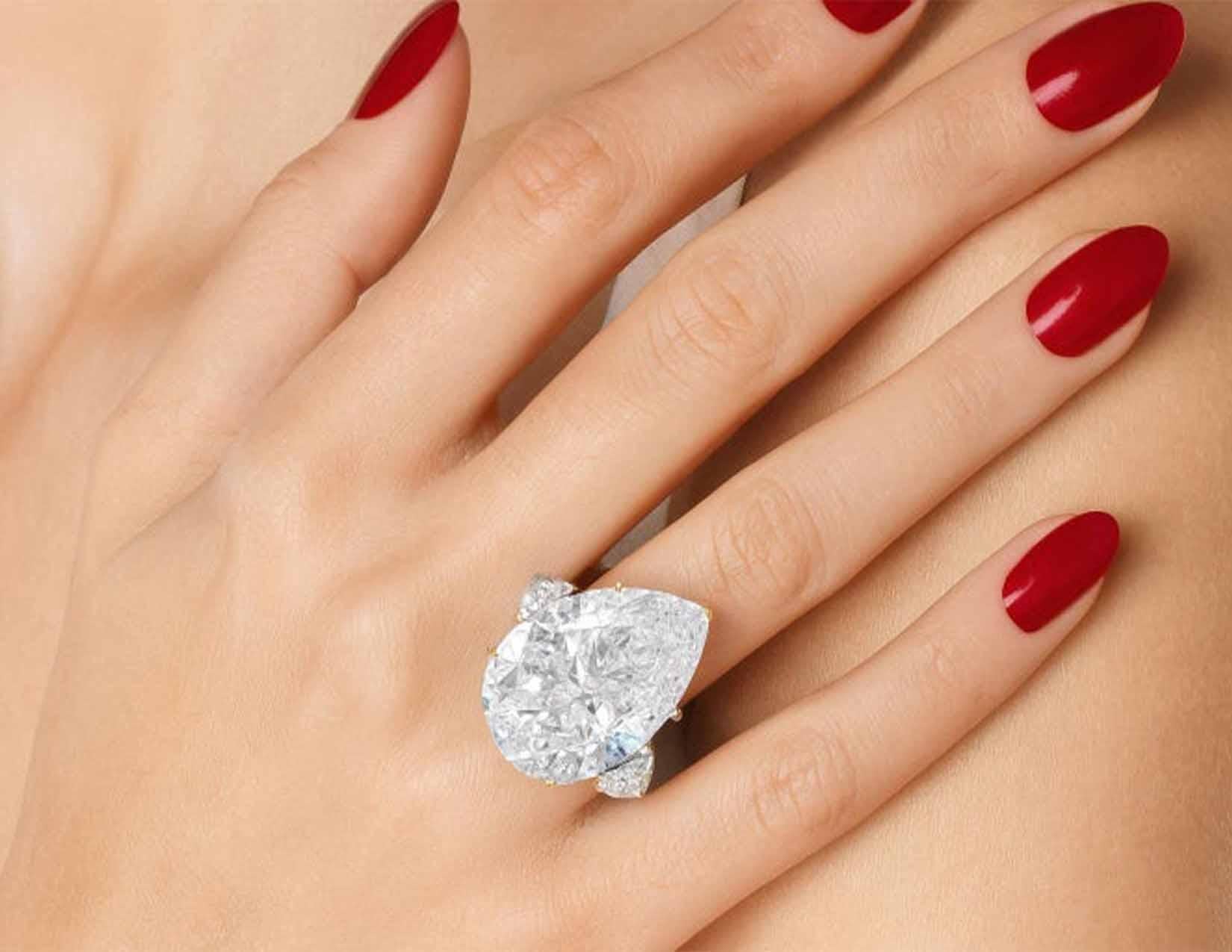 Anello con diamante brillante a pera certificato GIA da 10,88 carati di colore D VVS1 in platino

Straordinario capolavoro di alta gioielleria, questo anello sfoggia un diamante Pear Brilliante da 10,88 carati certificato GIA, di colore D e purezza