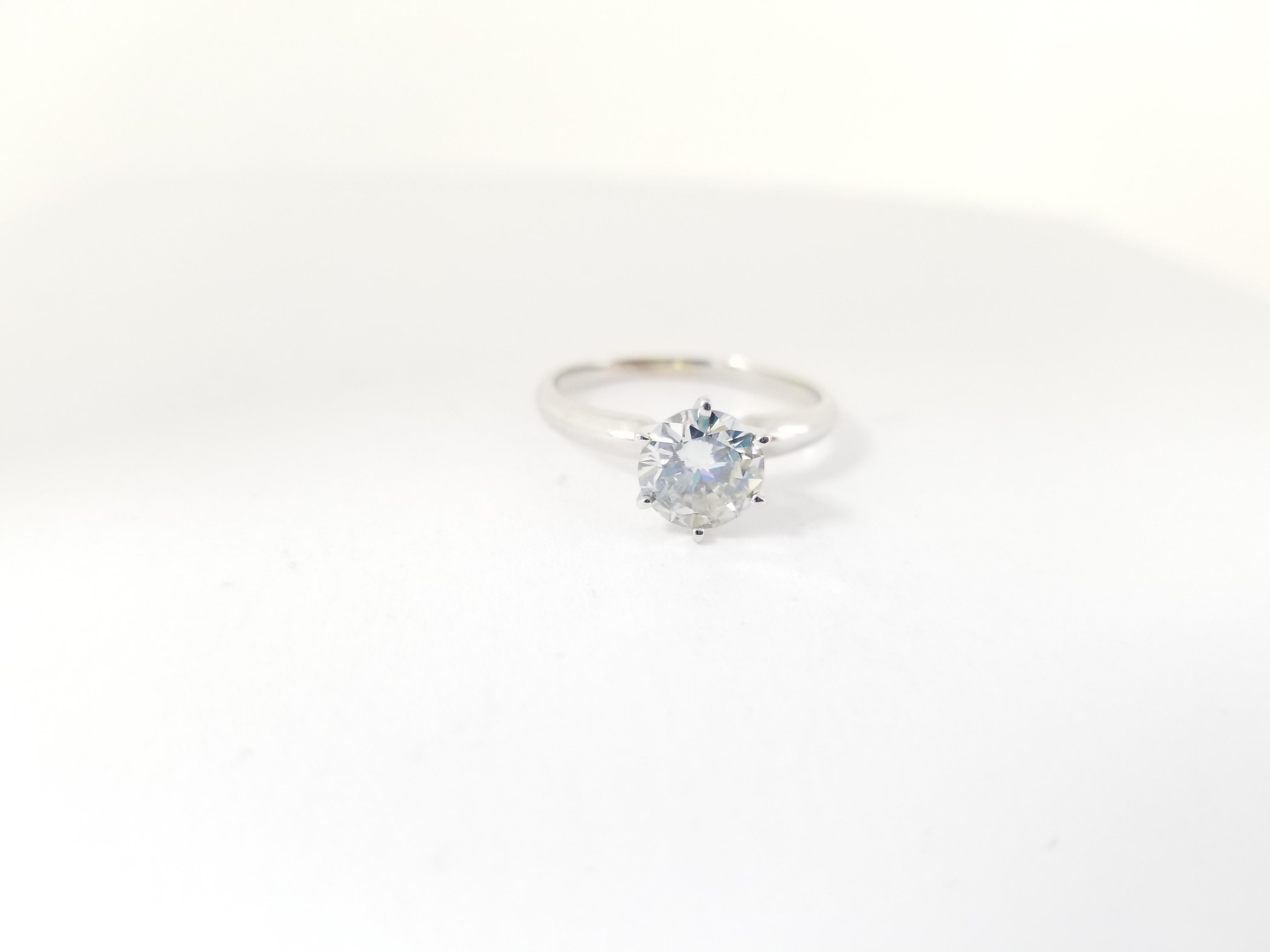 Diamant rond de couleur naturelle grise pesant 1,09 carats, certifié par le GIA. Serti sur or blanc 14K à 6 branches. 
Taille de l'anneau : 7.25