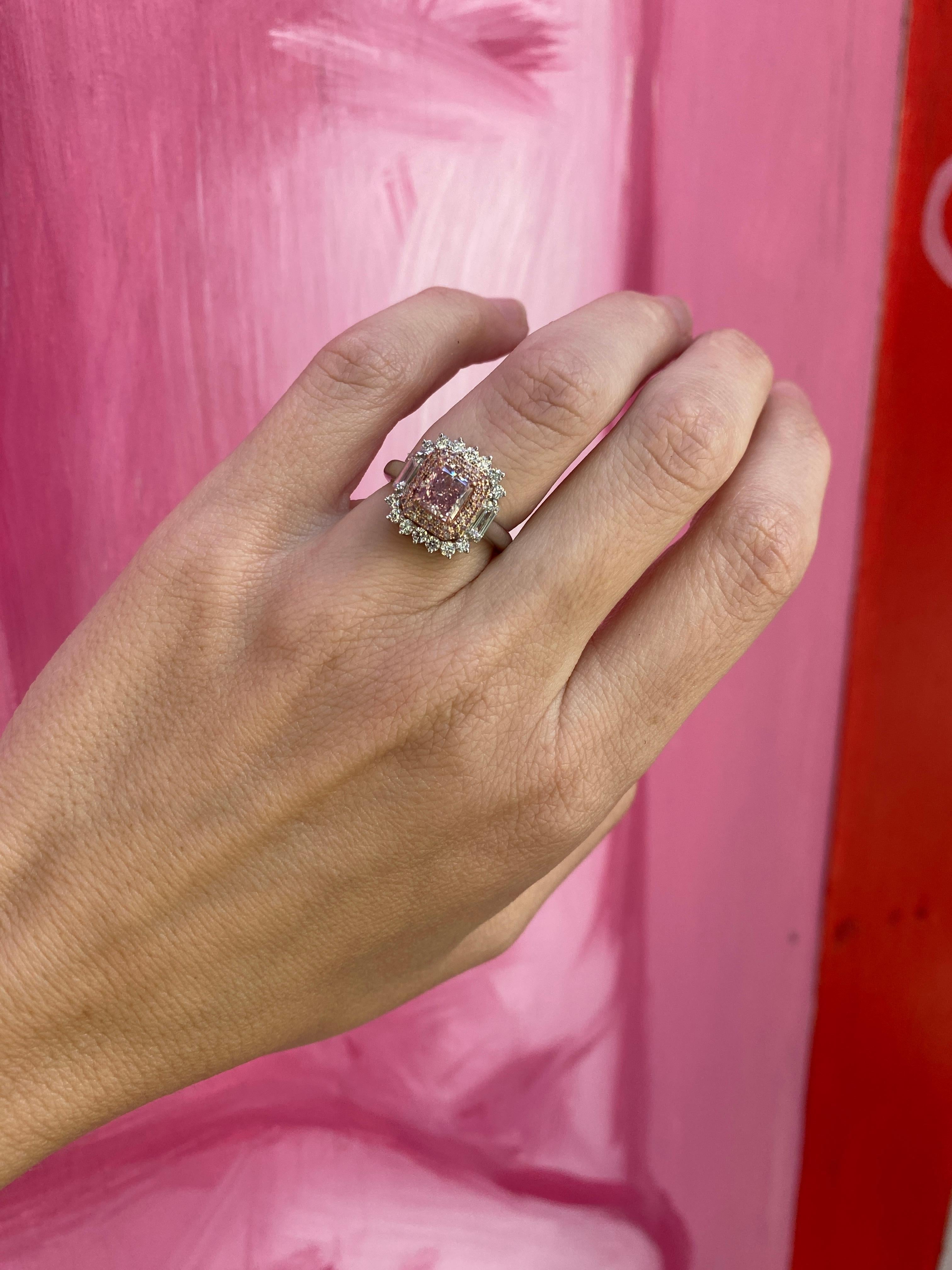 Anello con diamante rosa intenso a taglio radiante certificato GIA da 1,09 carati in vendita 5