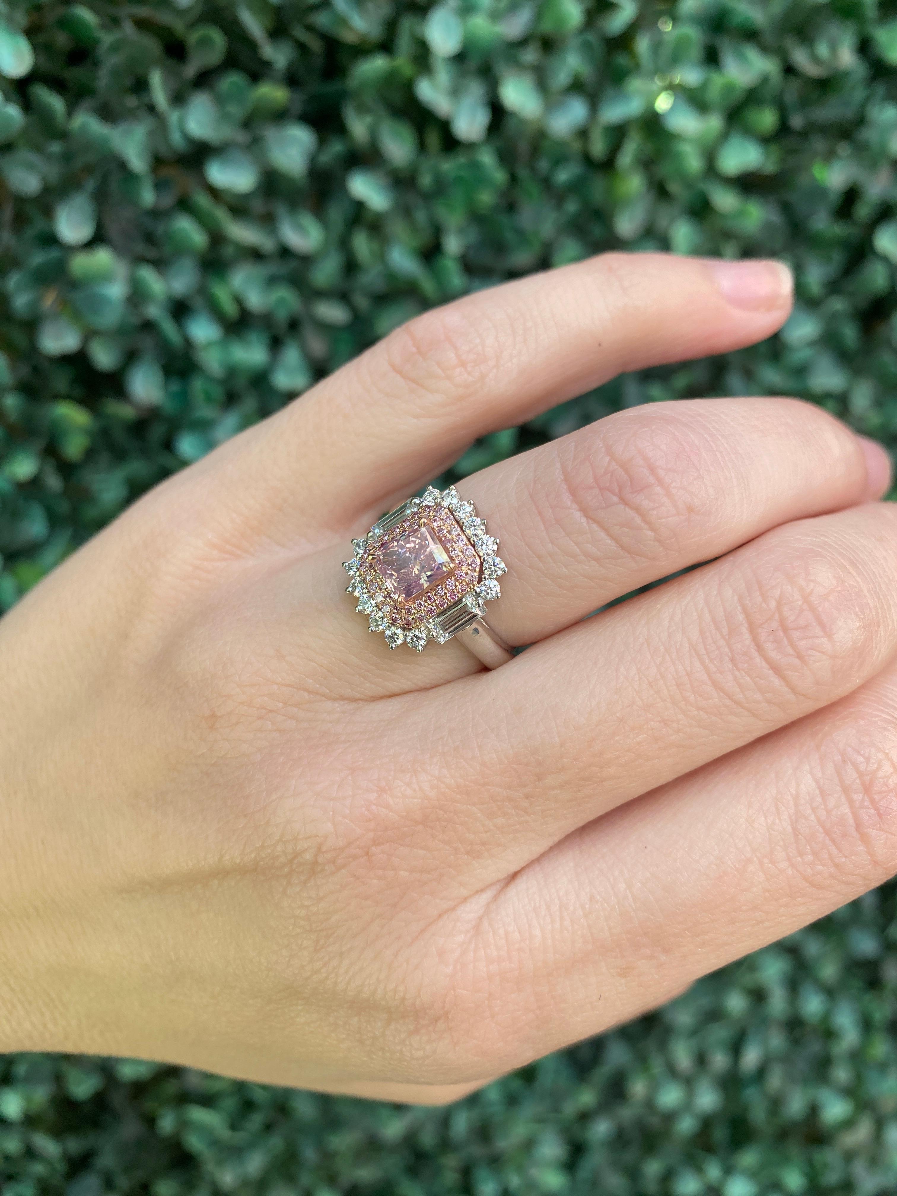 Anello con diamante rosa intenso a taglio radiante certificato GIA da 1,09 carati in vendita 6
