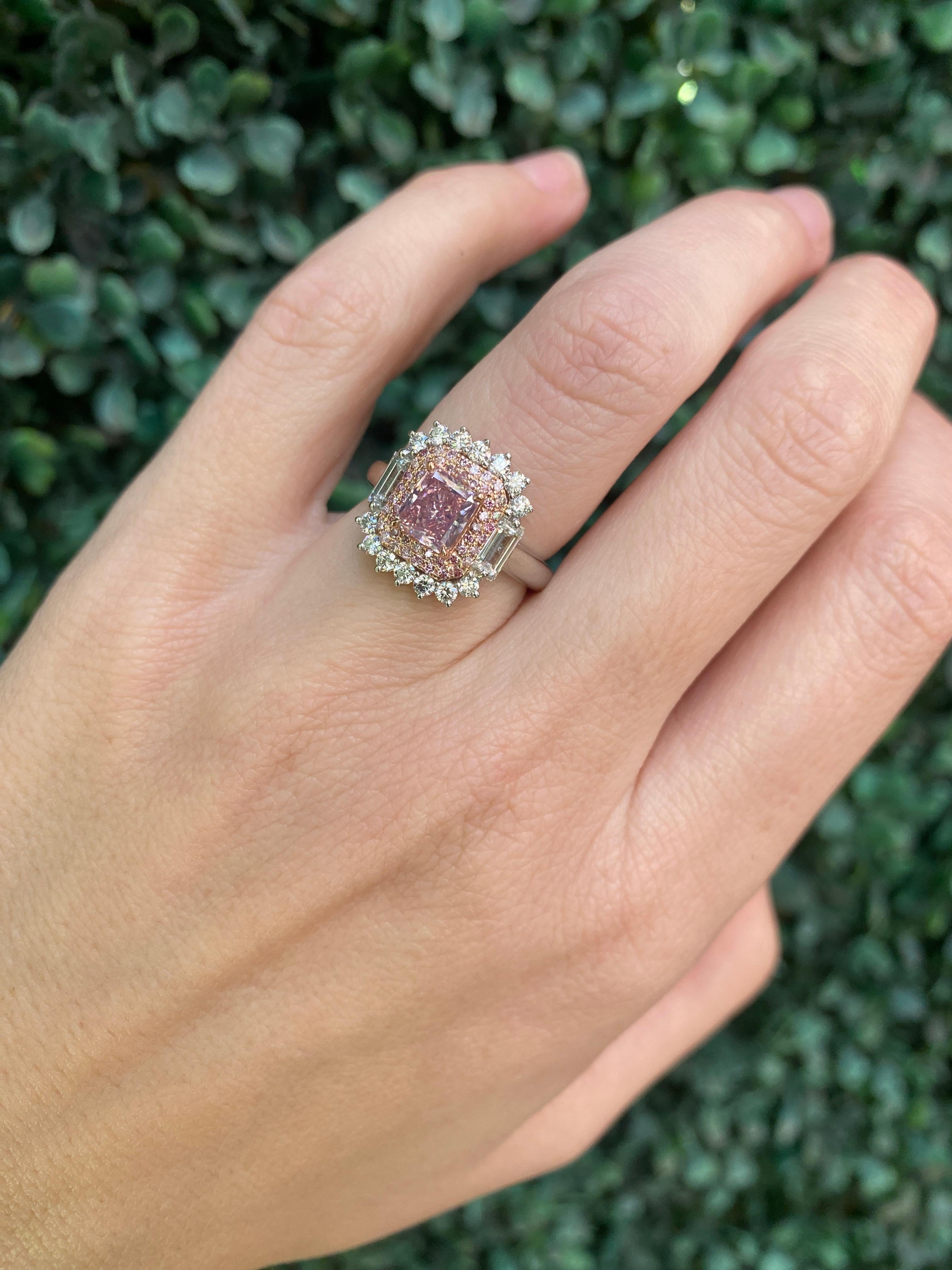 Anello con diamante rosa intenso a taglio radiante certificato GIA da 1,09 carati in vendita 7