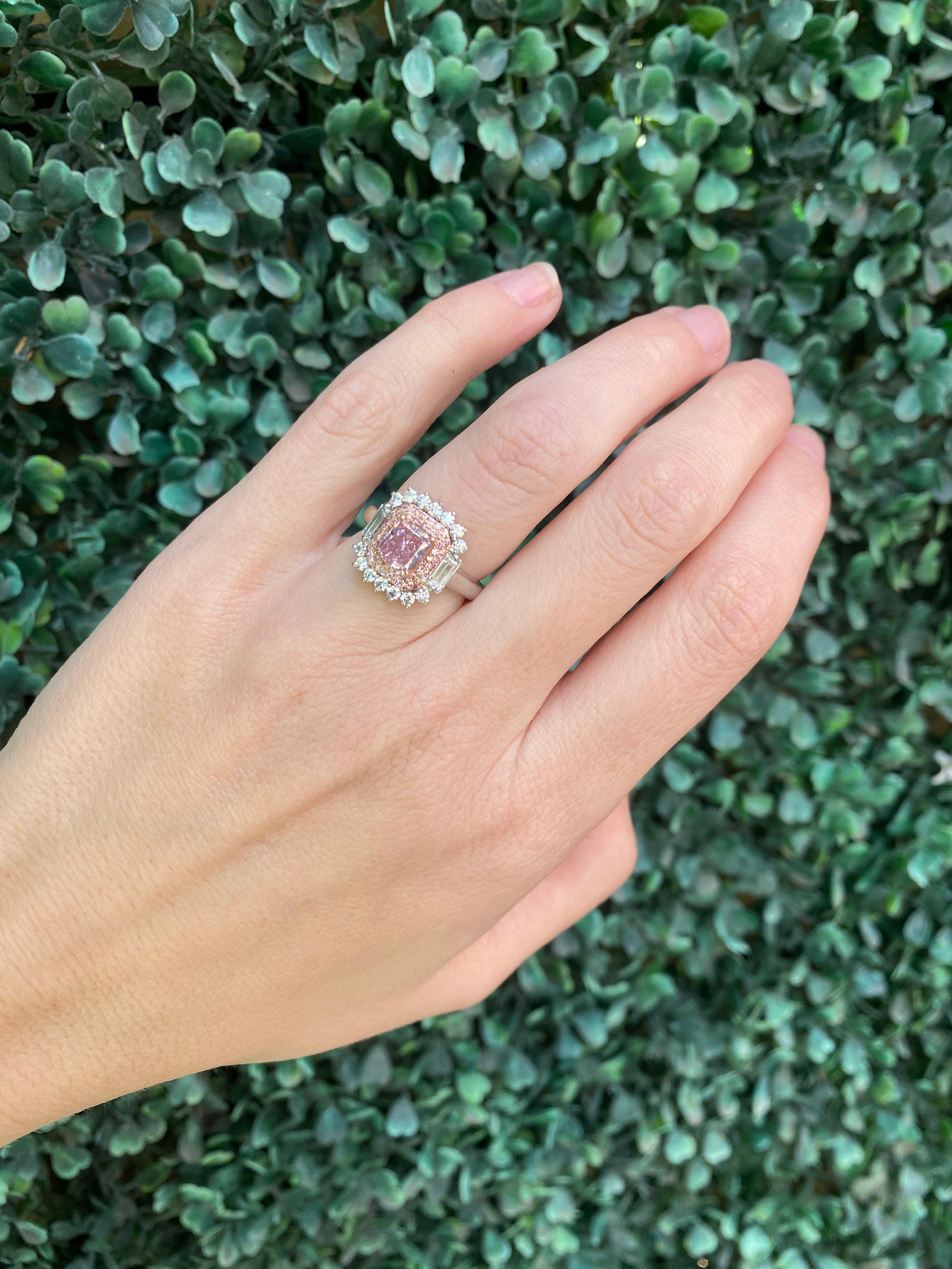 Anello con diamante rosa intenso a taglio radiante certificato GIA da 1,09 carati in vendita 8