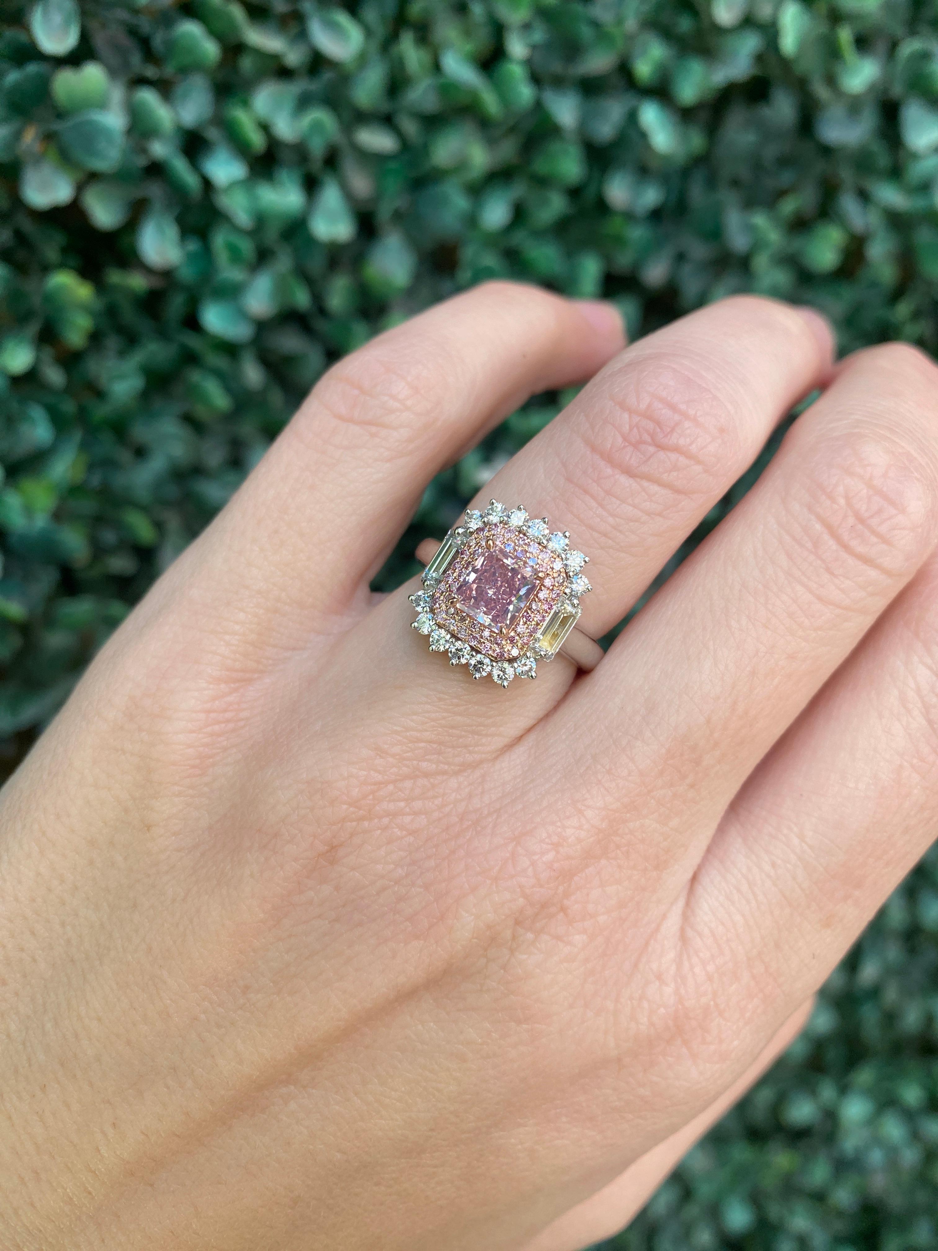 Anello con diamante rosa intenso a taglio radiante certificato GIA da 1,09 carati in vendita 9