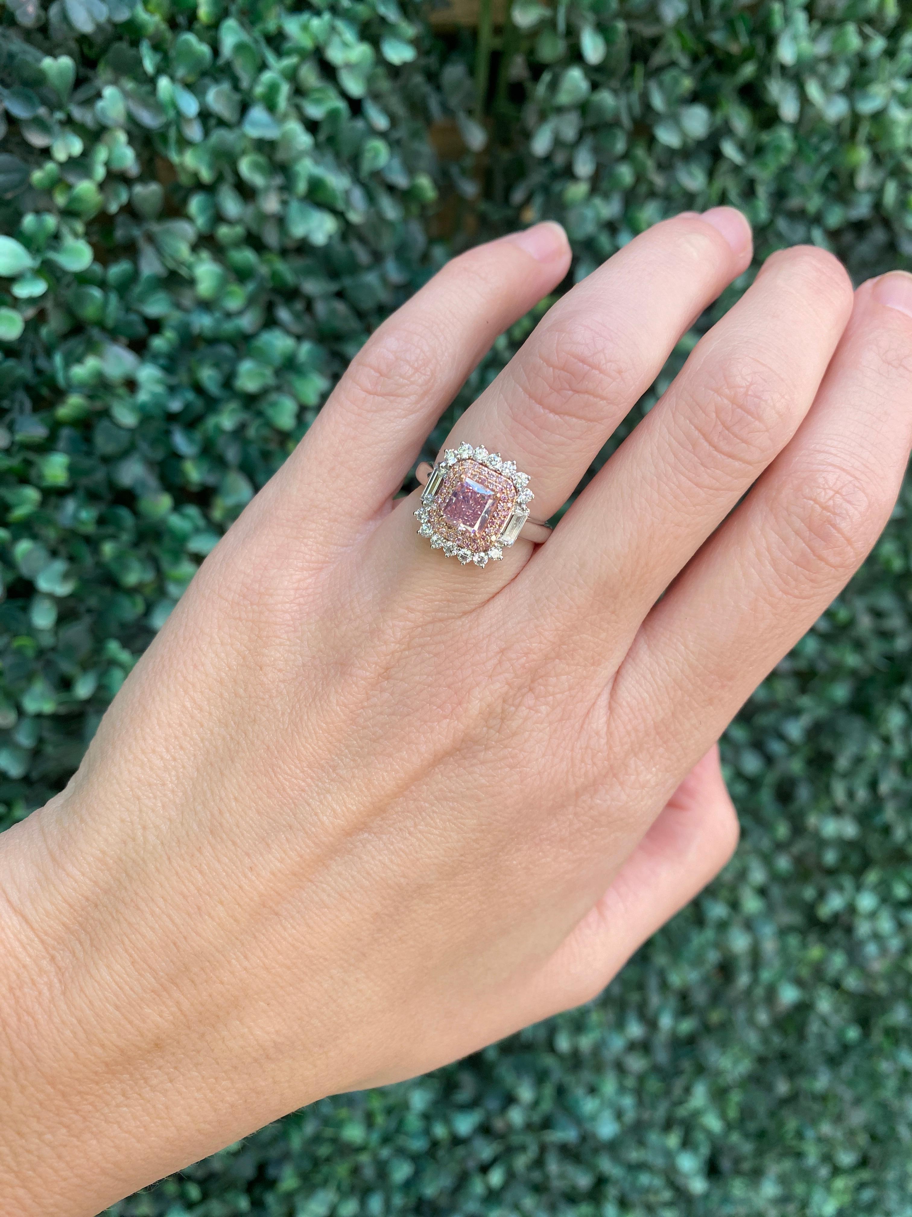 Anello con diamante rosa intenso a taglio radiante certificato GIA da 1,09 carati in vendita 10