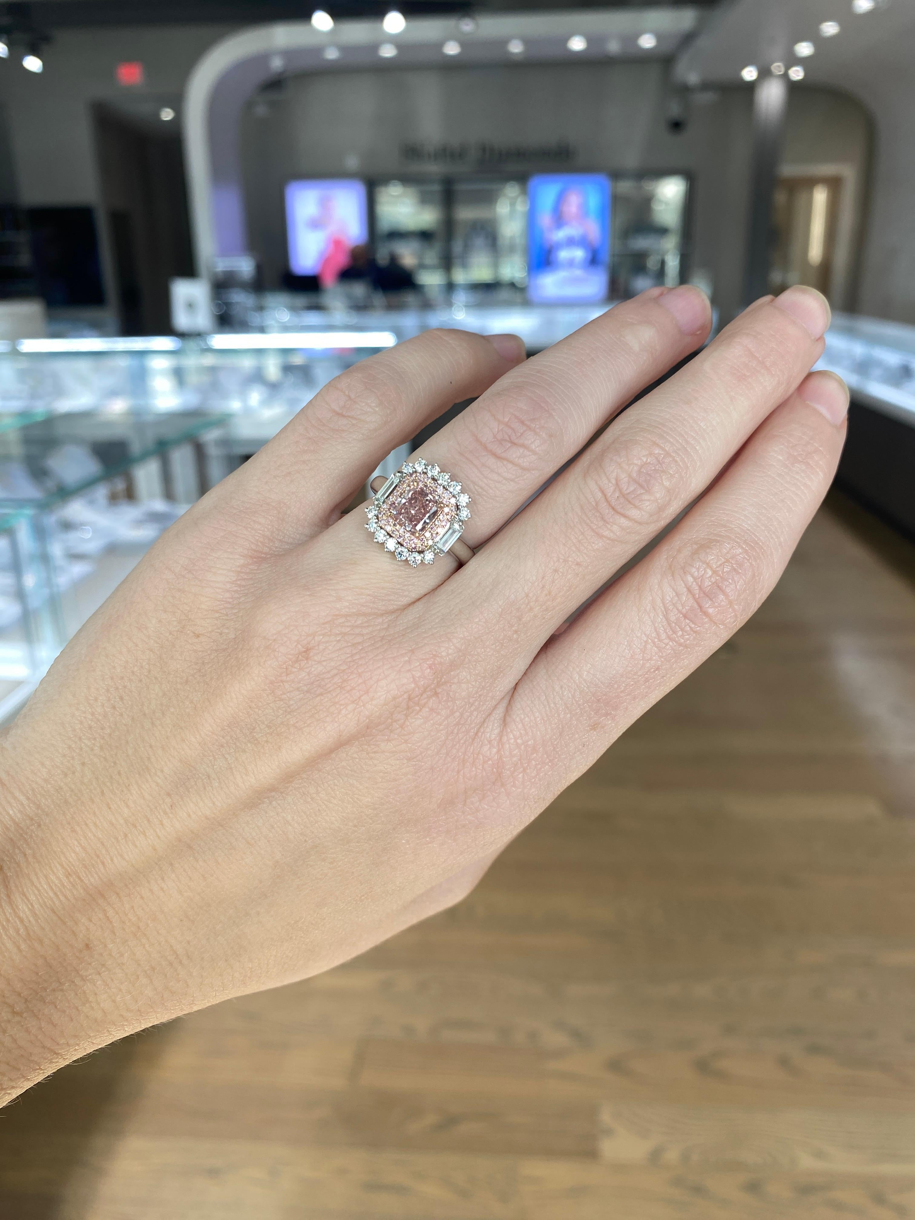 Questo squisito anello presenta un diamante rosa intenso naturale fancy da 1,09 carati con purezza VS1, splendidamente incastonato in un mix di oro rosa da 14 carati e platino. Completato da 1,01ct di diamanti naturali rosa e bianchi, questo pezzo
