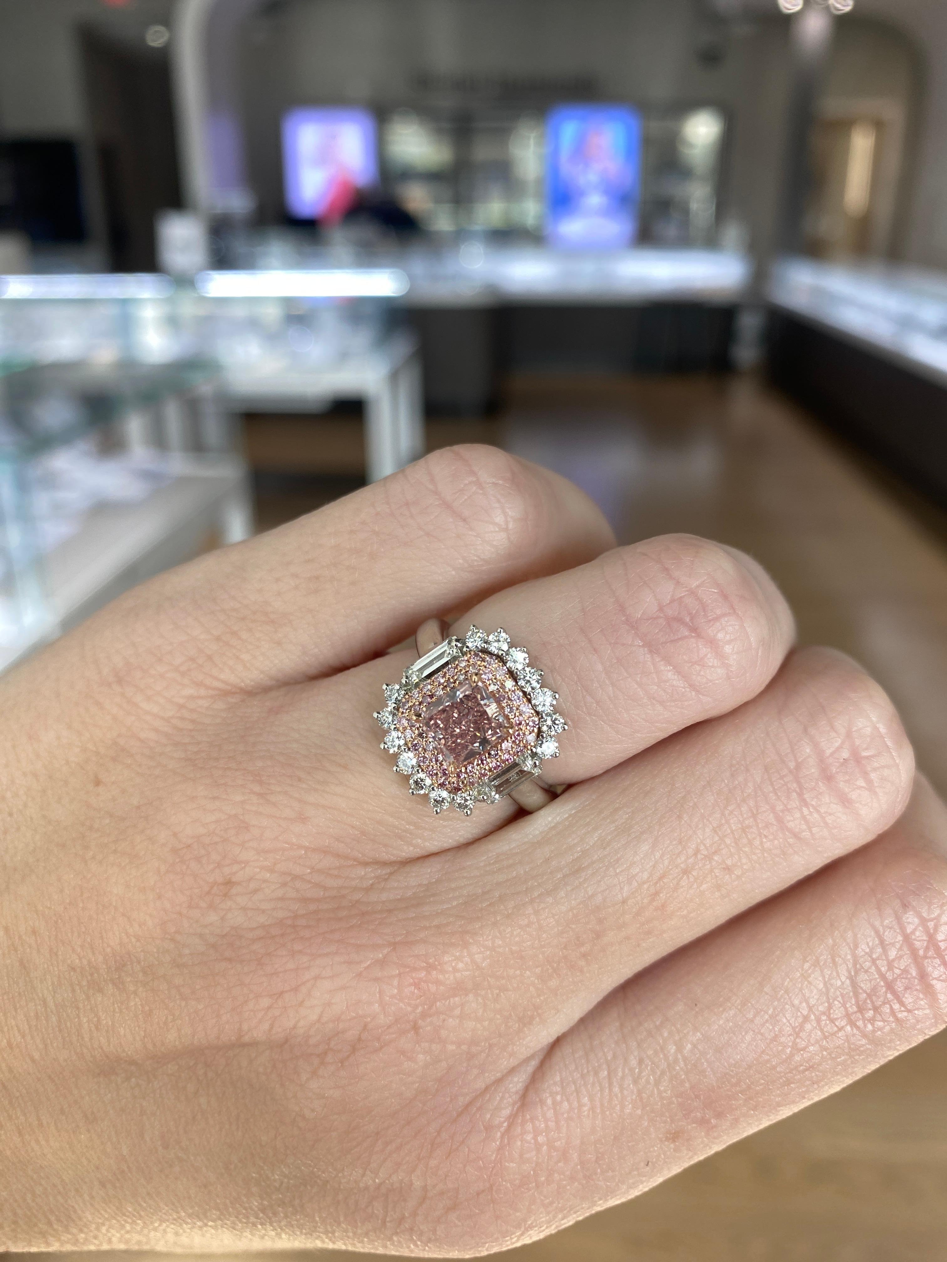 Taglio radiant Anello con diamante rosa intenso a taglio radiante certificato GIA da 1,09 carati in vendita