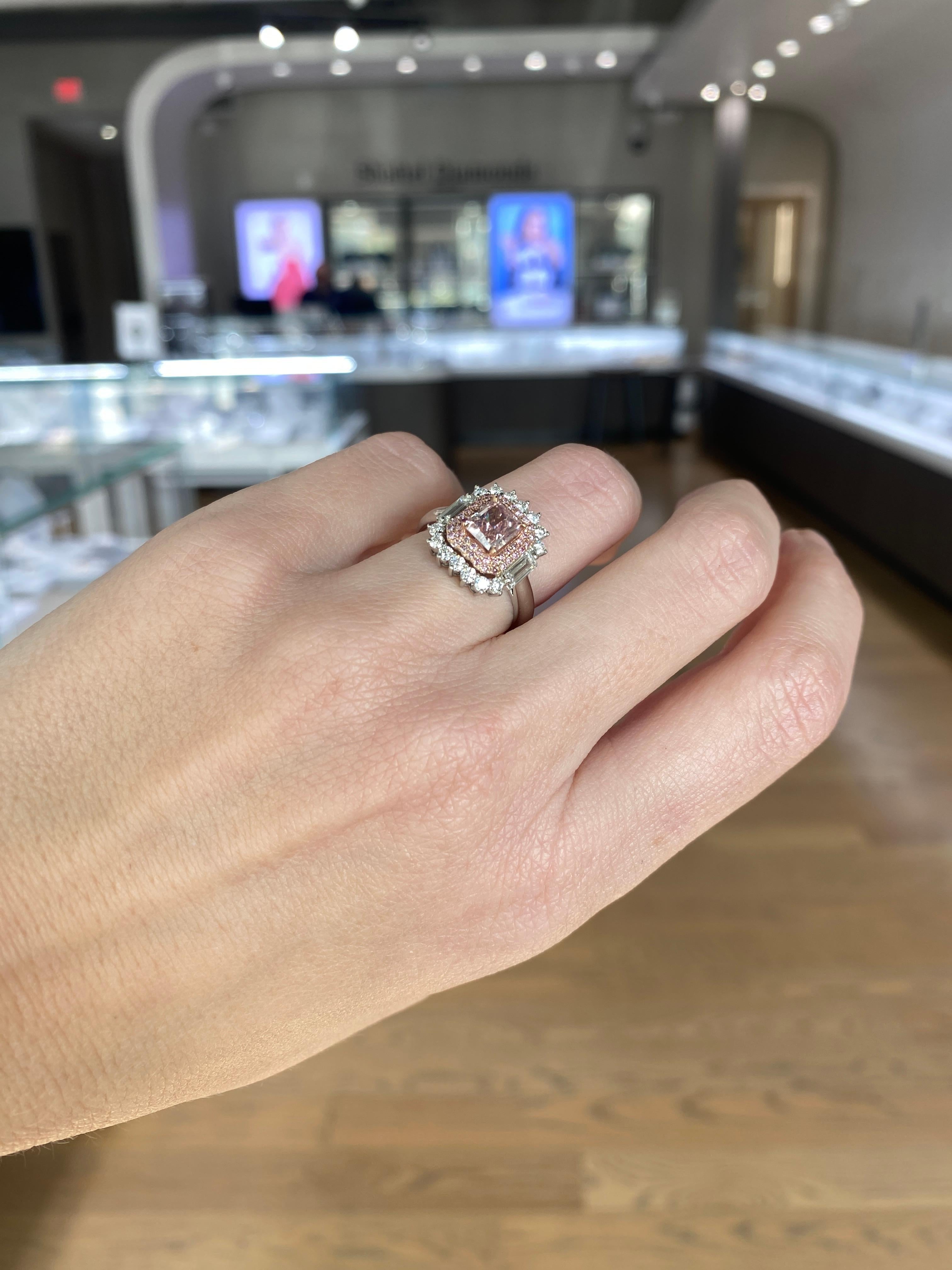Anello con diamante rosa intenso a taglio radiante certificato GIA da 1,09 carati In condizioni Nuovo in vendita a Houston, TX