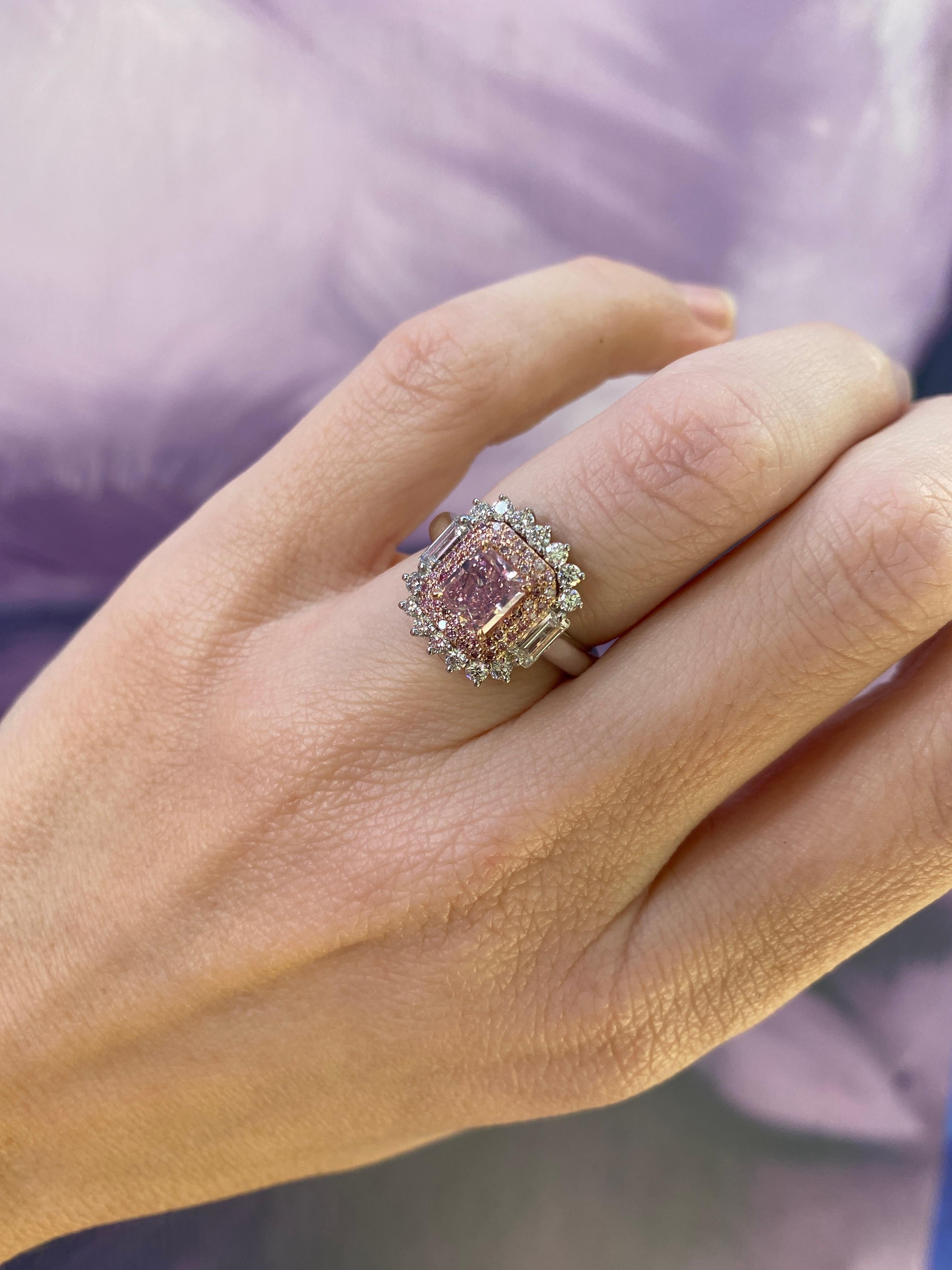 Anello con diamante rosa intenso a taglio radiante certificato GIA da 1,09 carati in vendita 1