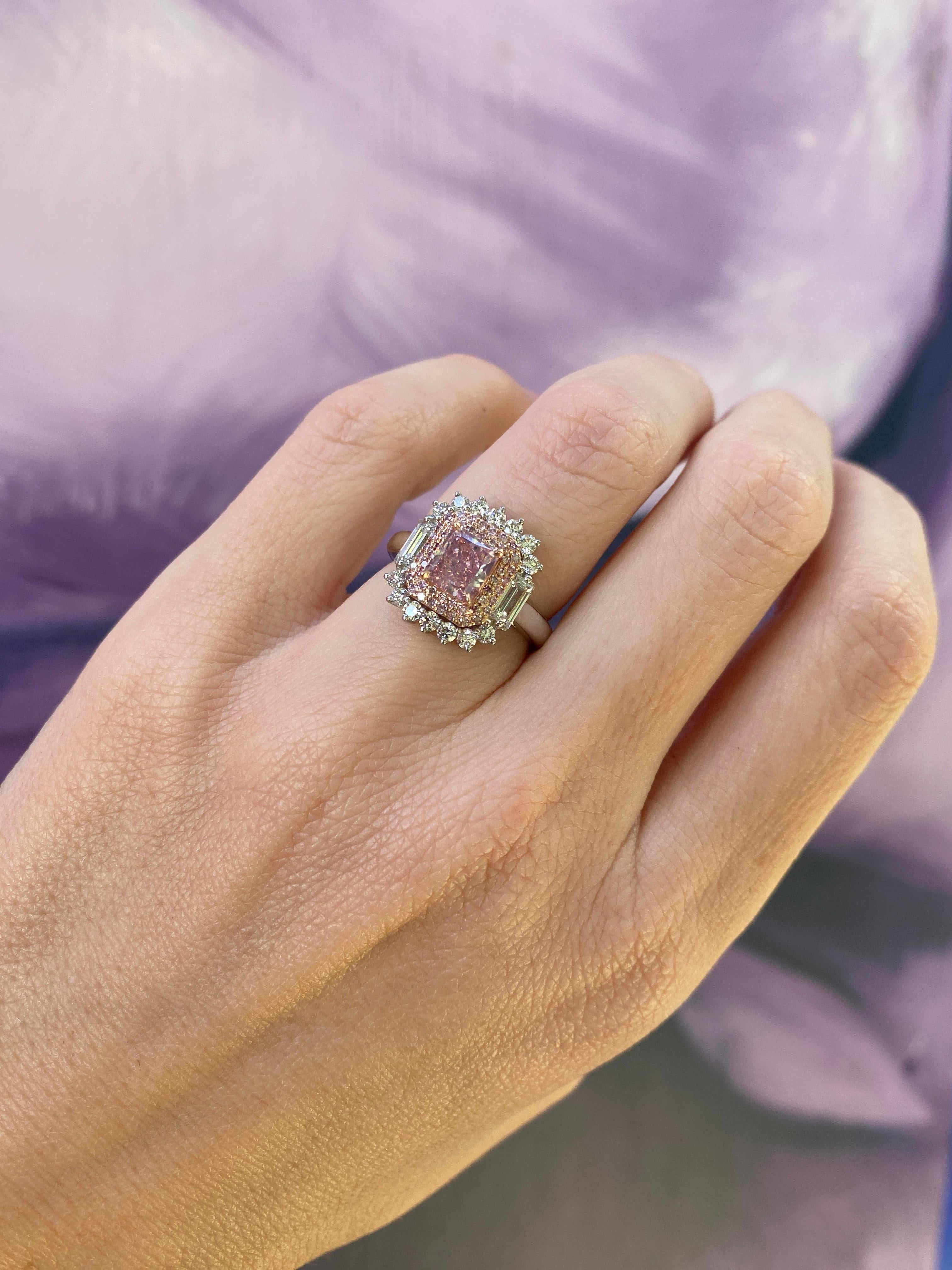 Anello con diamante rosa intenso a taglio radiante certificato GIA da 1,09 carati in vendita 2