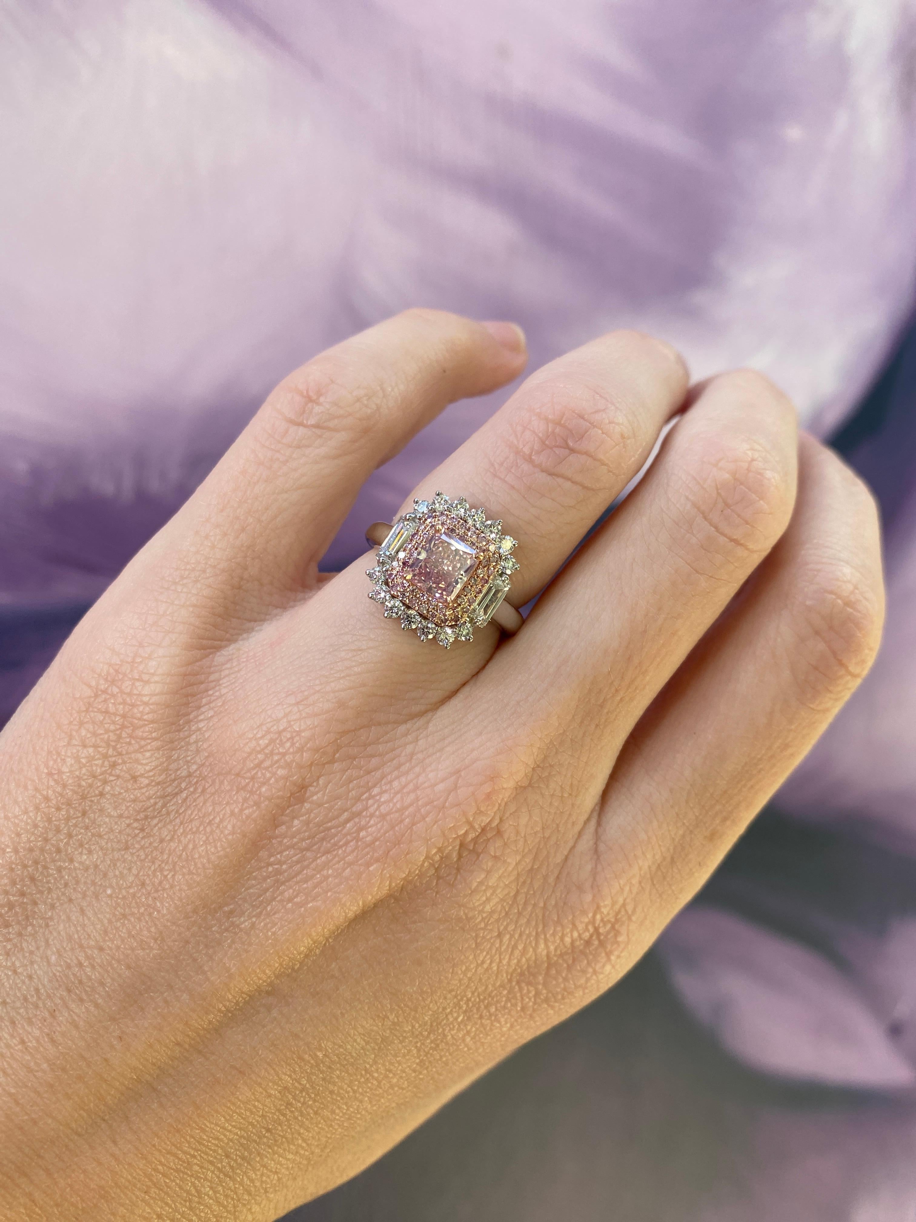 Anello con diamante rosa intenso a taglio radiante certificato GIA da 1,09 carati in vendita 3