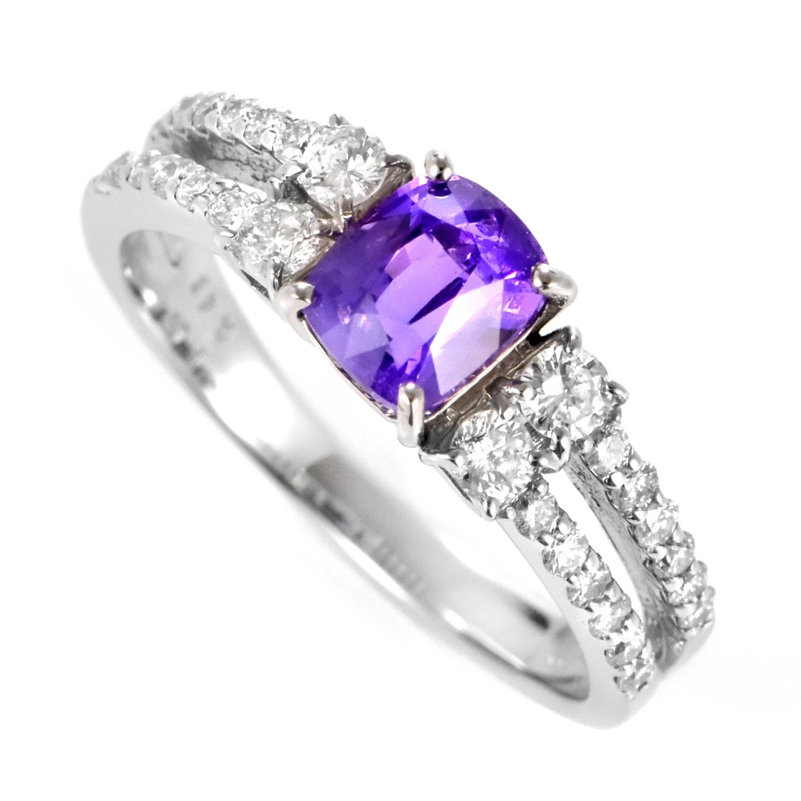 Cette magnifique bague en platine est ornée d'un saphir violet naturel non chauffé de 1,09 carat certifié par le GIA et d'accents en diamant de 0,45 carat. Les saphirs ont une durabilité extraordinaire - ils excellent en termes de dureté ainsi que