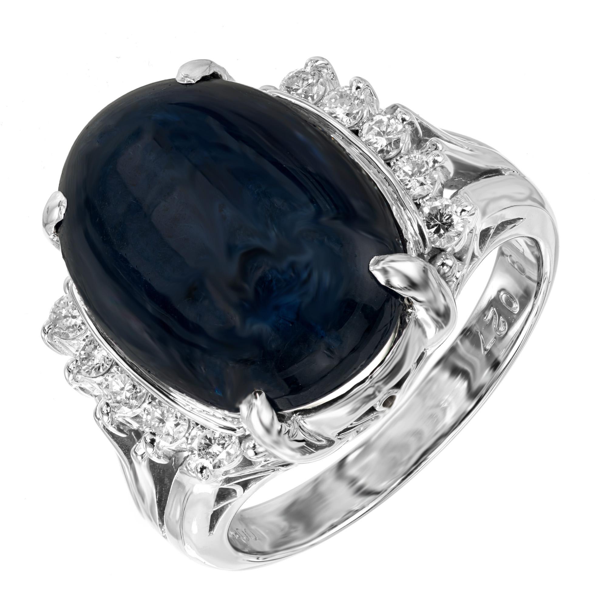 Il nostro anello di fidanzamento in platino con zaffiro ovale e diamanti, certificato GIA negli anni '60, è l'apice dell'eleganza senza tempo e della straordinaria maestria. Questo affascinante pezzo presenta uno zaffiro ovale cabochon da 10,99