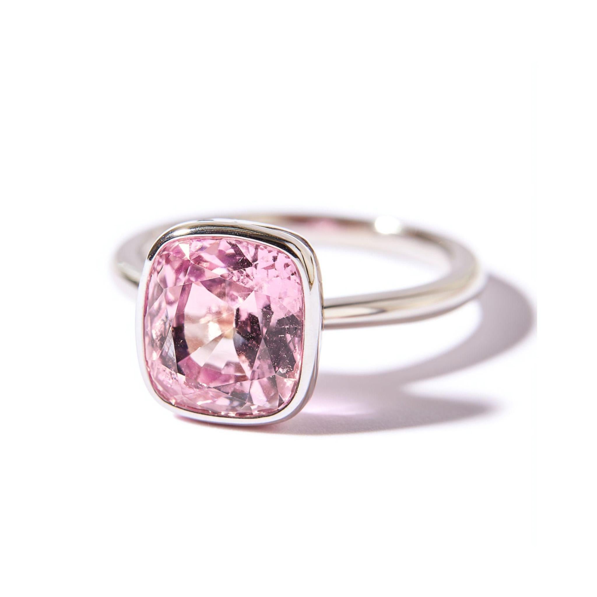 Anello solitario con zaffiro rosa bubble gum certificato GIA con castone. Realizzato su ordinazione in oro bianco 14K con zaffiro Ceylon taglio cuscino da 11,00 carati senza trattamento termico.

La pietra è sciolta e l'anello è realizzato su