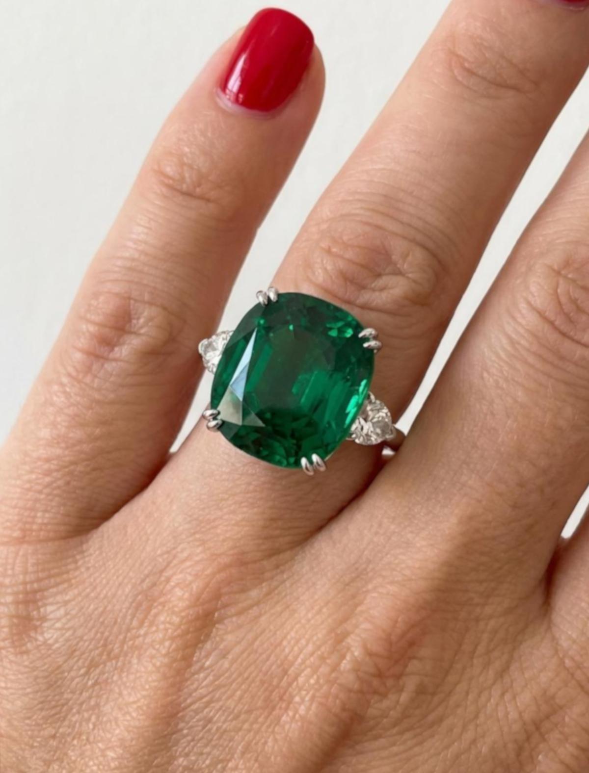 Emeraude coussin certifiée GIA de 11,16ct sertie en platine avec diamants poires Pour femmes en vente