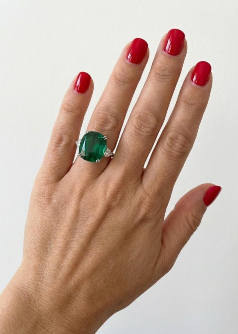 Emeraude coussin certifiée GIA de 11,16ct sertie en platine avec diamants poires en vente 1