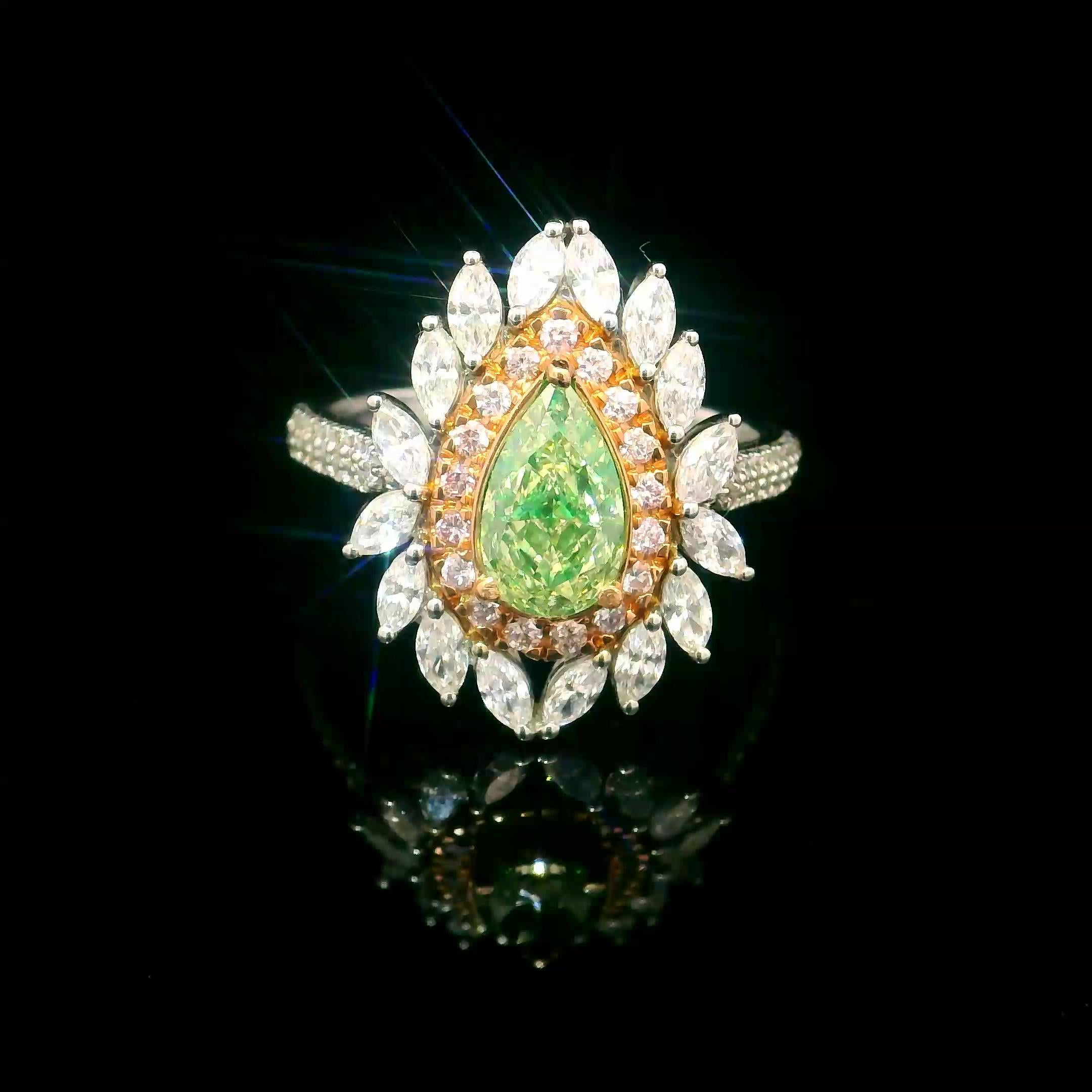 Bague en or blanc 18kt avec diamants
  
  Couleur de l'or et carat : Or blanc 18kt
  Poids : 4,336 grammes
  
  Ensemble avec...
  Type de pierre : Diamants
  Forme : Poire
  Carat : 1.10 ct
  Couleur :  Fantaisie Jaune verdâtre clair 
  Clarté :
