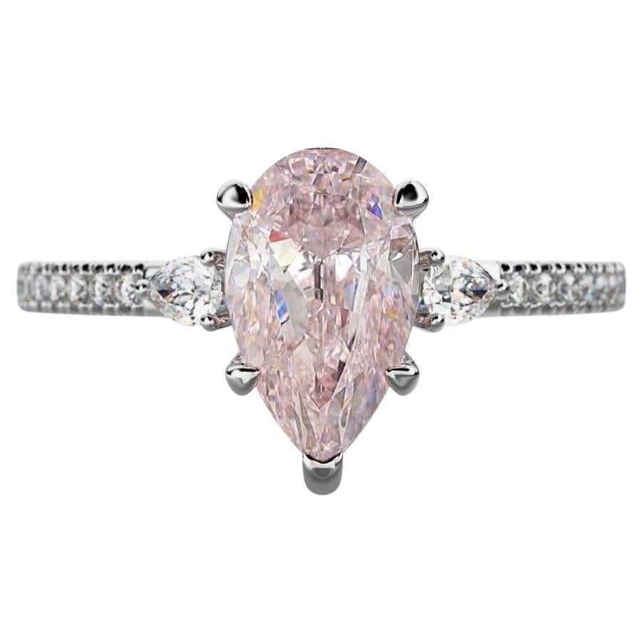 Anello a tre pietre con diamante rosa chiaro Fancy da 1,10 carati certificato GIA in vendita