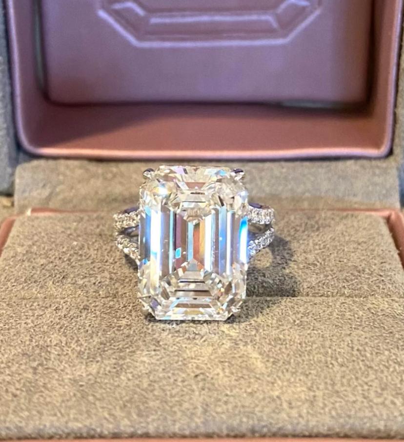 GIA zertifiziert 11,00 Karat VVS  Smaragdförmiger Diamant 18K Gold Ring im Angebot 5