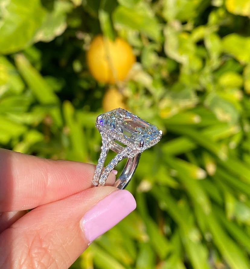 *💎 Der Statement-Diamant 💎*

Ein _großer 11,00 Karat smaragdgrüner Naturdiamant in J Farbe, VVS Reinheit 
  GIA zertifiziert_
in einem zeitgenössischen Design  in 18K Weißgold...

Dies ist nicht nur ein Ring - er ist für echte _große