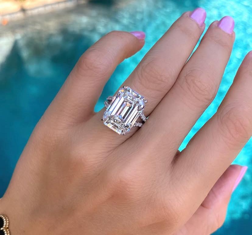GIA zertifiziert 11,00 Karat VVS  Smaragdförmiger Diamant 18K Gold Ring (Smaragdschliff) im Angebot