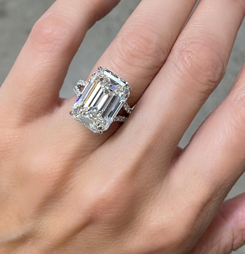 GIA zertifiziert 11,00 Karat VVS  Smaragdförmiger Diamant 18K Gold Ring im Zustand „Neu“ im Angebot in Massafra, IT