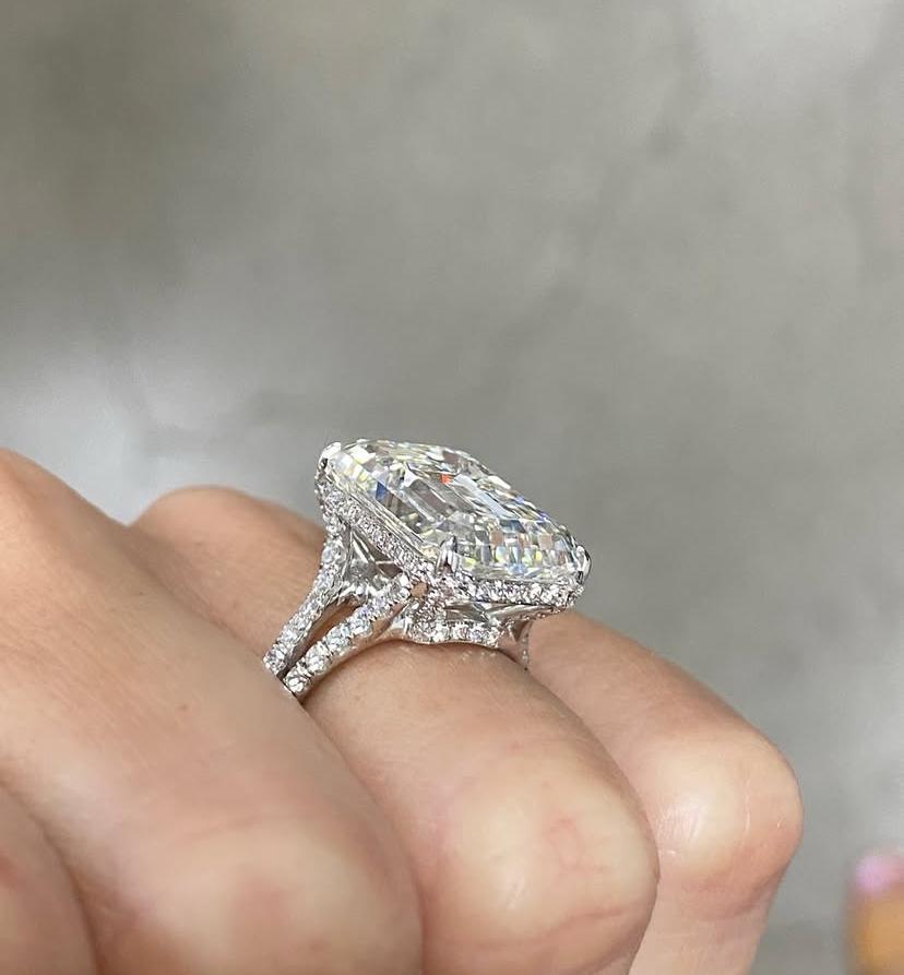 GIA zertifiziert 11,00 Karat VVS  Smaragdförmiger Diamant 18K Gold Ring Damen im Angebot