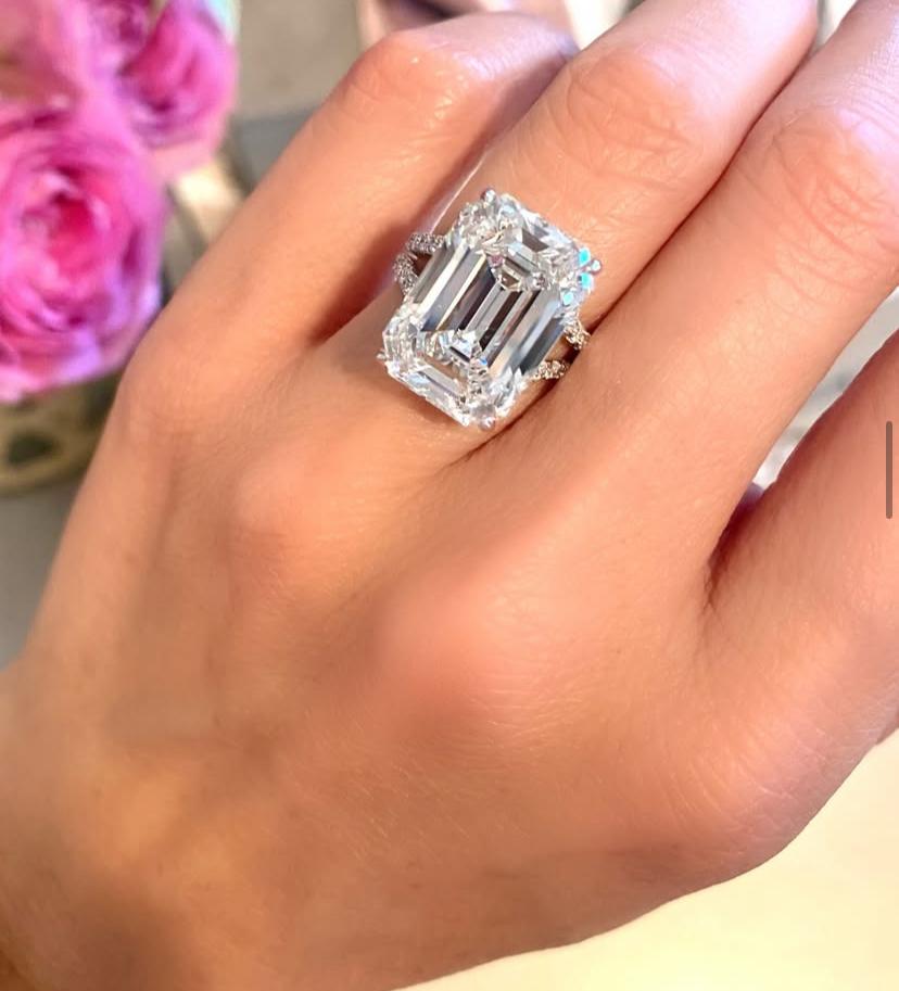 GIA zertifiziert 11,00 Karat VVS  Smaragdförmiger Diamant 18K Gold Ring im Angebot 1