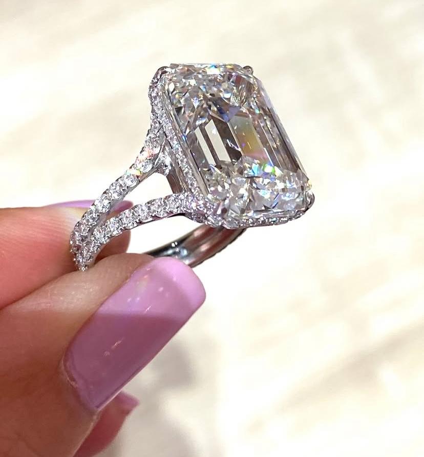 GIA zertifiziert 11,00 Karat VVS  Smaragdförmiger Diamant 18K Gold Ring im Angebot 2
