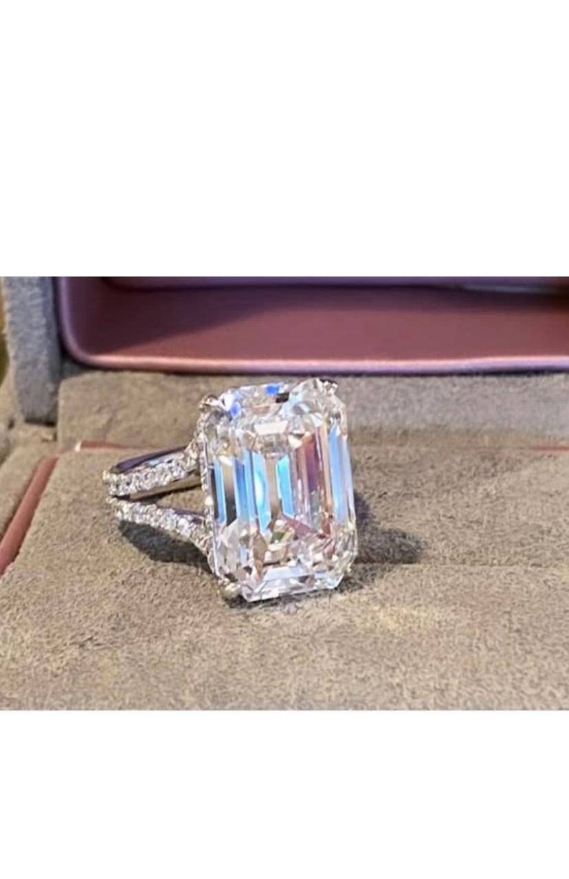 GIA zertifiziert 11,00 Karat VVS  Smaragdförmiger Diamant 18K Gold Ring im Angebot 3