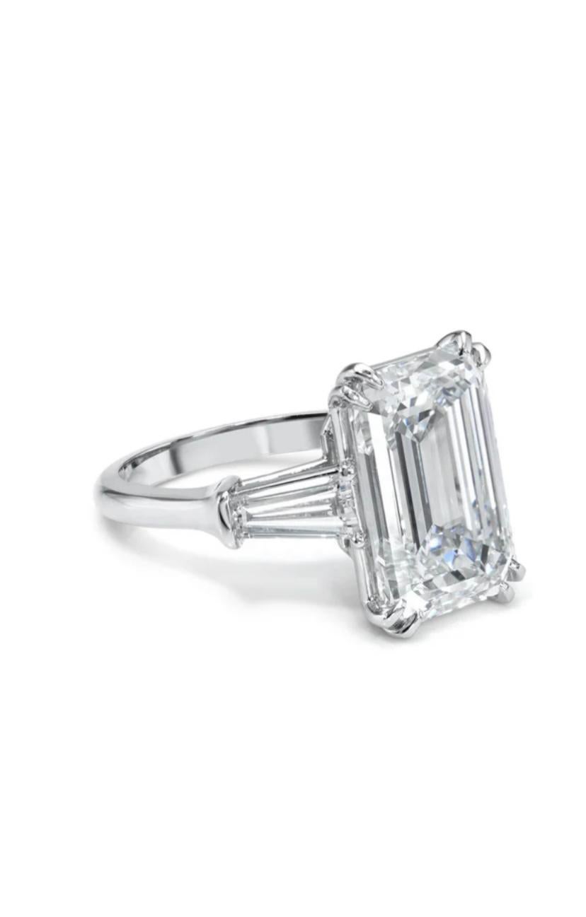 Une bague en diamant exquise au design moderne, d'un style élégant et raffiné.
Élevez votre beauté intemporelle et ajoutez une touche de sophistication et de classe à votre image.
Magnifique bague en or 18 carats avec une émeraude brillante