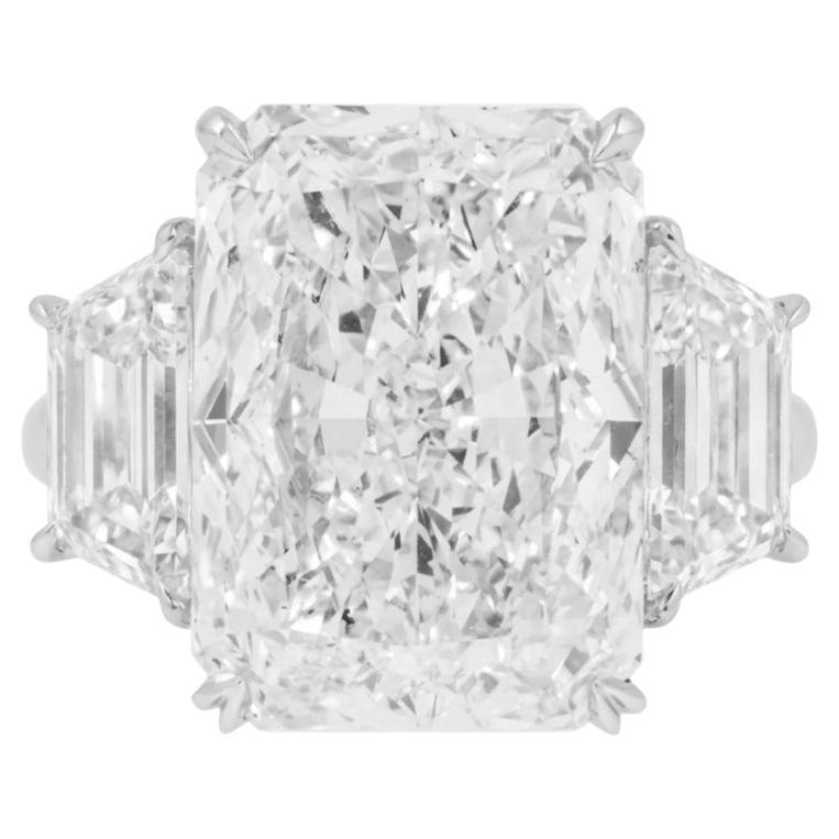 Presentamos un extraordinario Diamante Brillante Modificado Rectangular Tallado en Esquina de 11,02 quilates, exhibido en un engaste de platino a medida con piedras laterales trapezoidales perfectamente combinadas. Certificado por el GIA con el