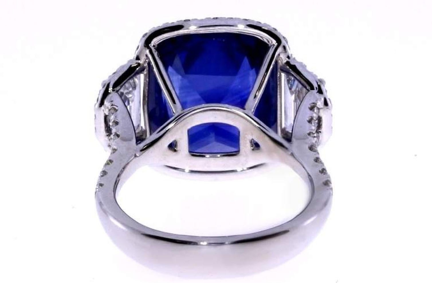 Fait à la main
Platine 
Saphir bleu naturel de taille coussin certifié par le GIA, 11,04 ct. 
1,75ct Poids total des diamants
Conçu, trié sur le volet et fabriqué à Los Angeles en utilisant uniquement les meilleurs matériaux et la meilleure qualité