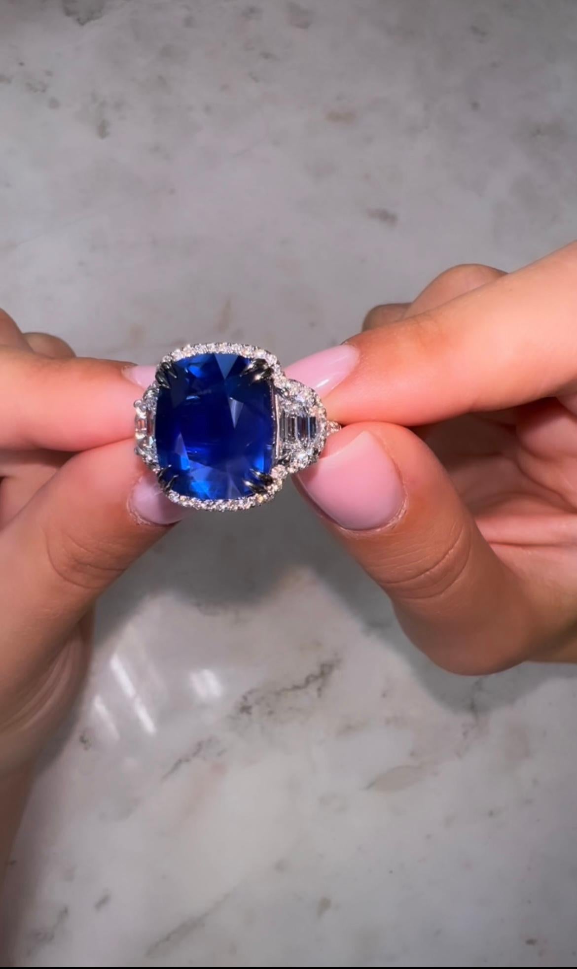 Taille coussin Bague avec diamant saphir bleu de Ceylan certifié GIA (11,04ct) en vente