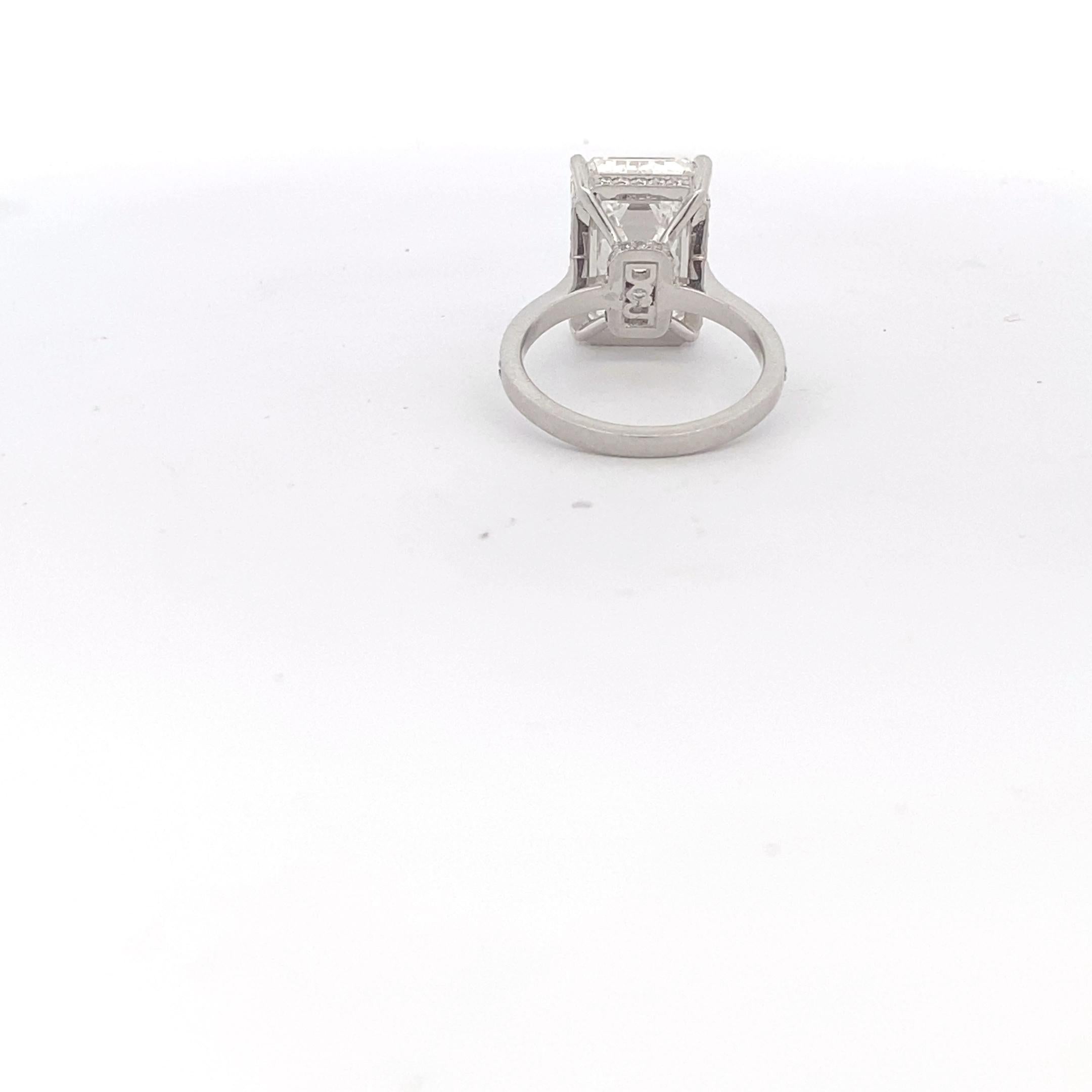 Anello con diamante taglio smeraldo G, VS2 certificato GIA da 11,05 carati in platino in vendita 2