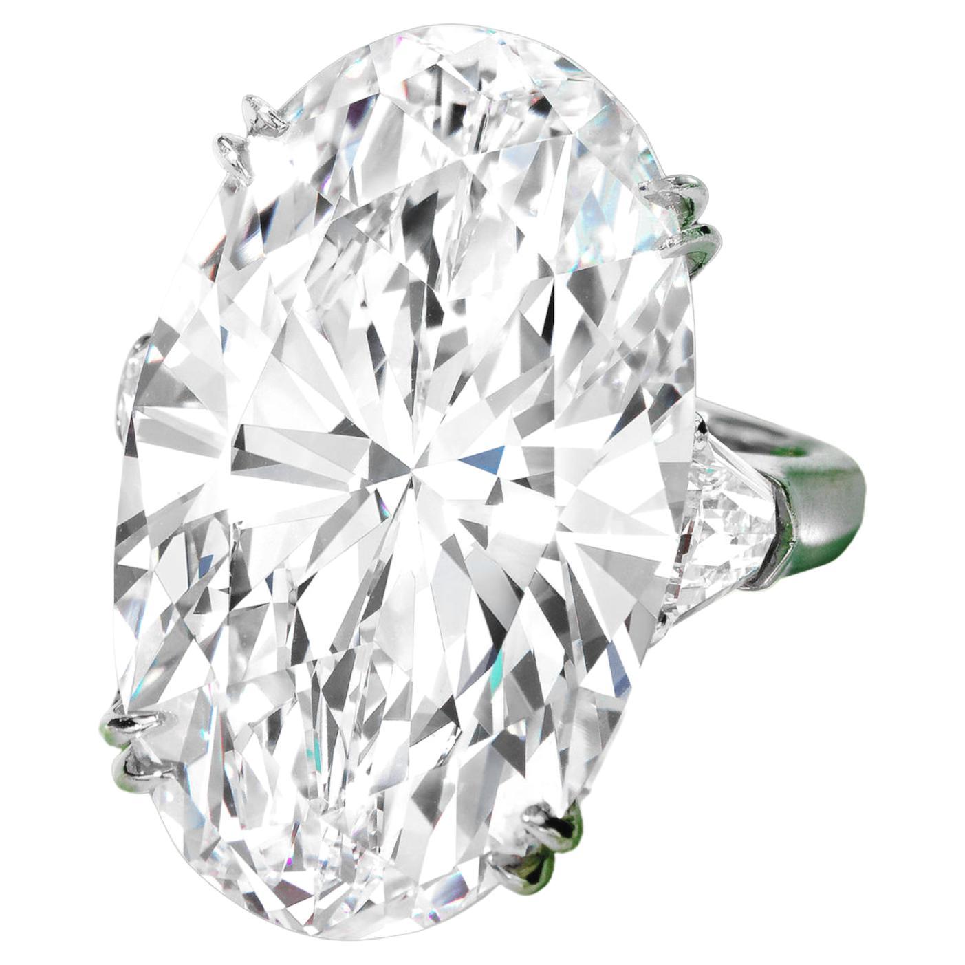 Diamante di taglio ovale da 11,13 carati incastonato in un lussuoso platino, che emana eleganza e raffinatezza. Il diamante centrale è certificato GIA, a garanzia della sua qualità e autenticità, con colore D e purezza VVS1 che contribuiscono alla