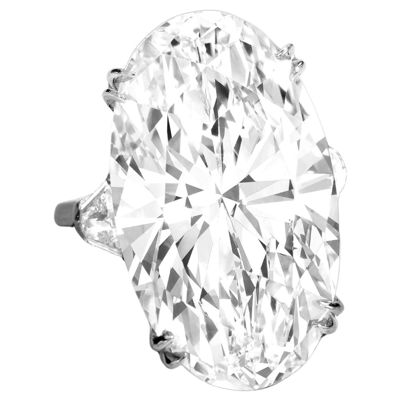 Taglio ovale Certificato GIA da 11.13 carati. Anello con diamante taglio ovale a baguette affusolata in vendita