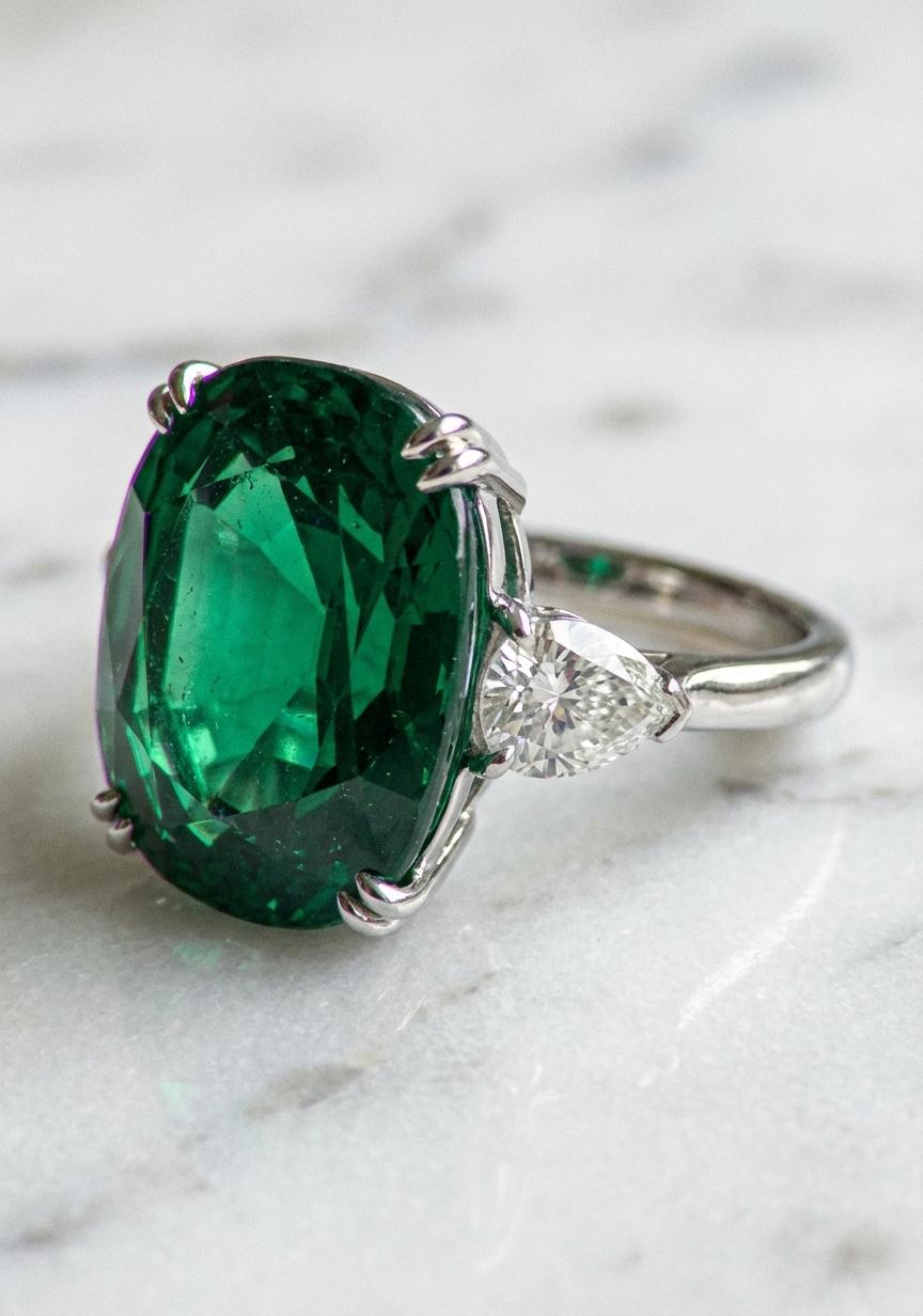 L'émeraude extraordinaire de 11,16 carats, certifiée GIA, est élégamment taillée en forme de coussin et présente un vert vif et transparent qui incarne l'essence de la beauté naturelle. Classée et documentée par le Gemological Institute of America