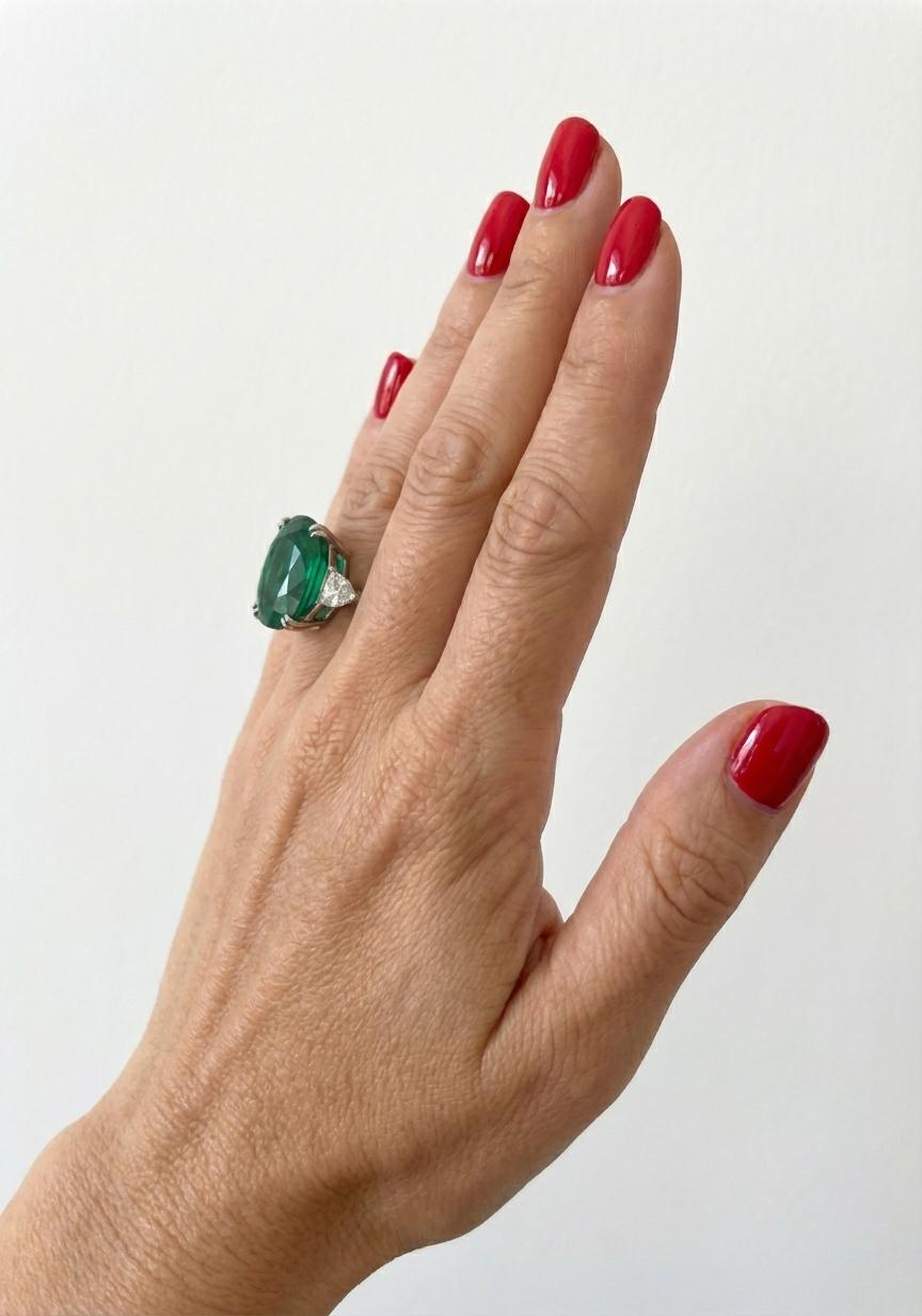 Taille coussin Emeraude coussin certifiée GIA de 11,16ct sertie en platine avec diamants poires en vente