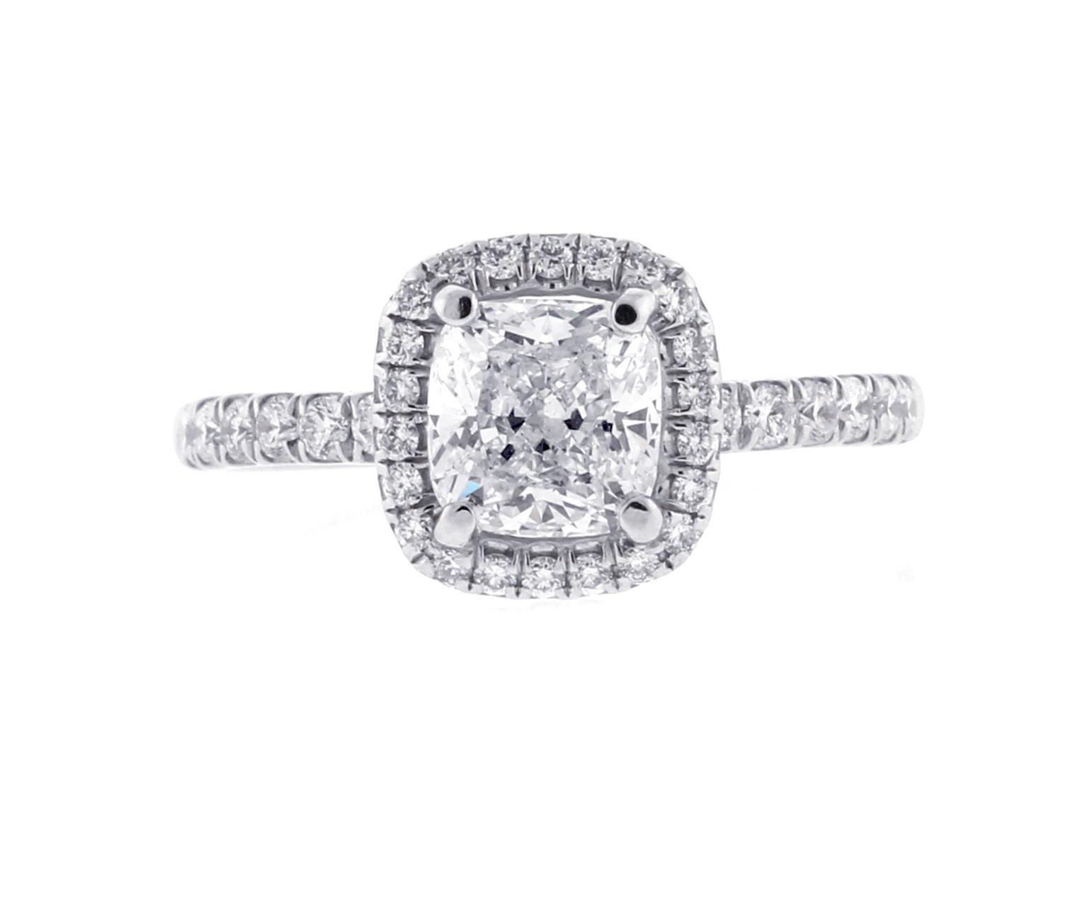 Questo elegante modello in platino  L'anello di fidanzamento con diamante presenta un diamante centrale con taglio a cuscino del peso di 1,11 carati e 63 diamanti rotondi con taglio a brillante per un totale di 0,40 carati. Di colore H e di purezza