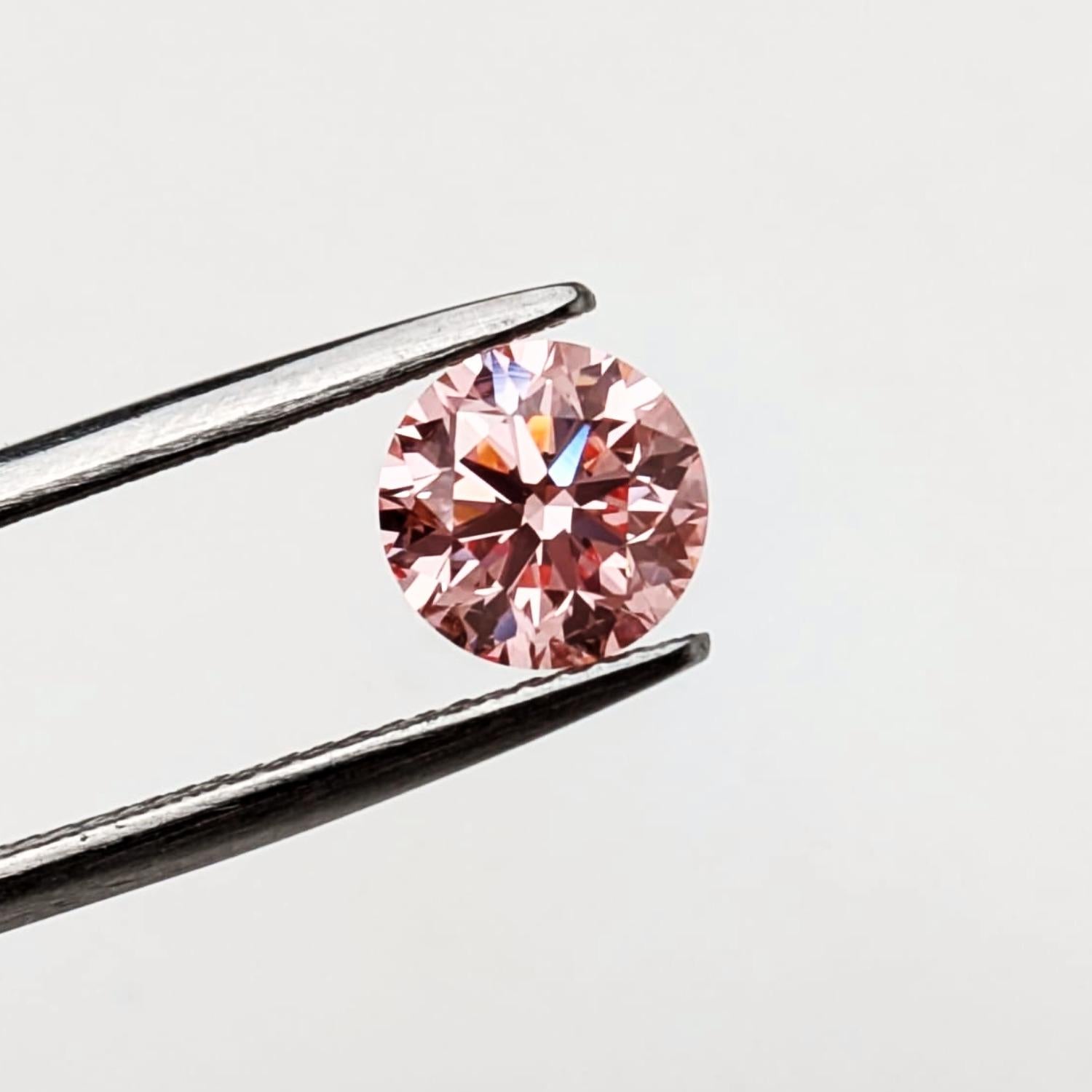 Un simbolo straordinario di rarità e raffinatezza. Questo diamante rotondo con taglio a brillante emana una tonalità Fancy Intense Pink, distribuita uniformemente su tutta la pietra per un colore perfettamente bilanciato e accattivante. Certificato