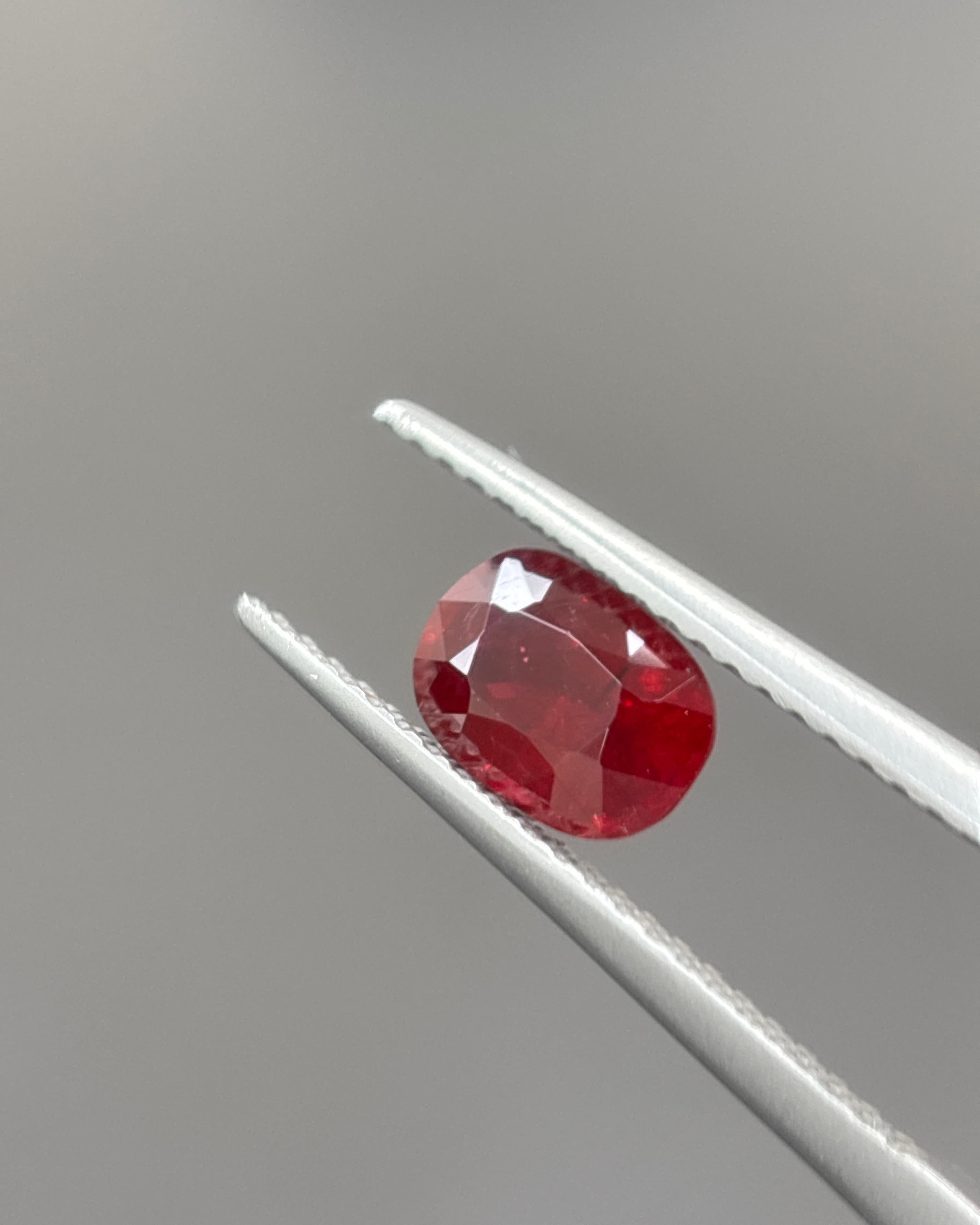 GIA Certified 1.12 Carat Burma No Heat Natural Cushion Cut Ruby (Rubino di Burma senza calore) in vendita 5